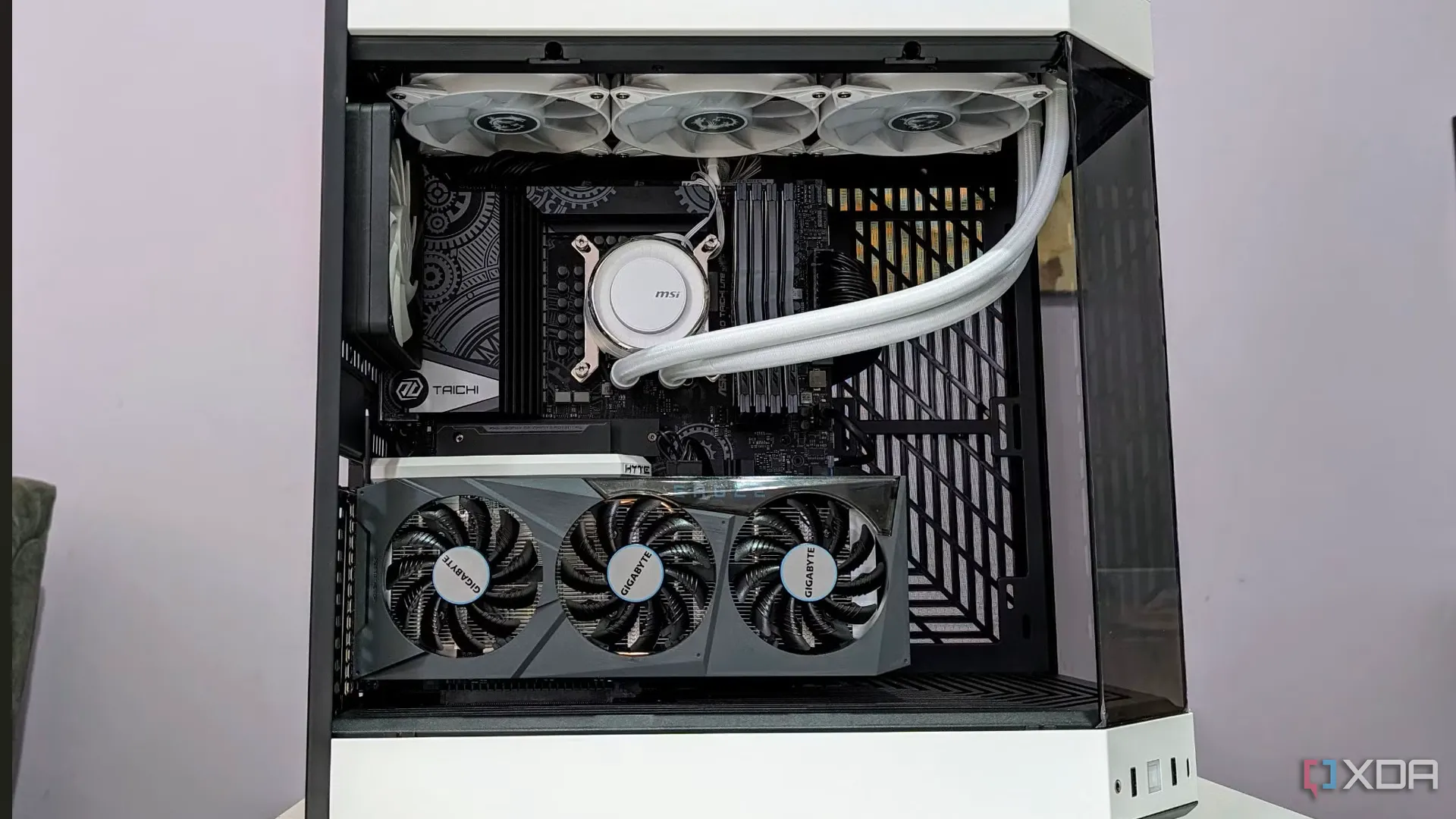 Thiết kế bên trong PC với tản nhiệt nước AIO và các linh kiện cao cấp trong vỏ case màu trắng