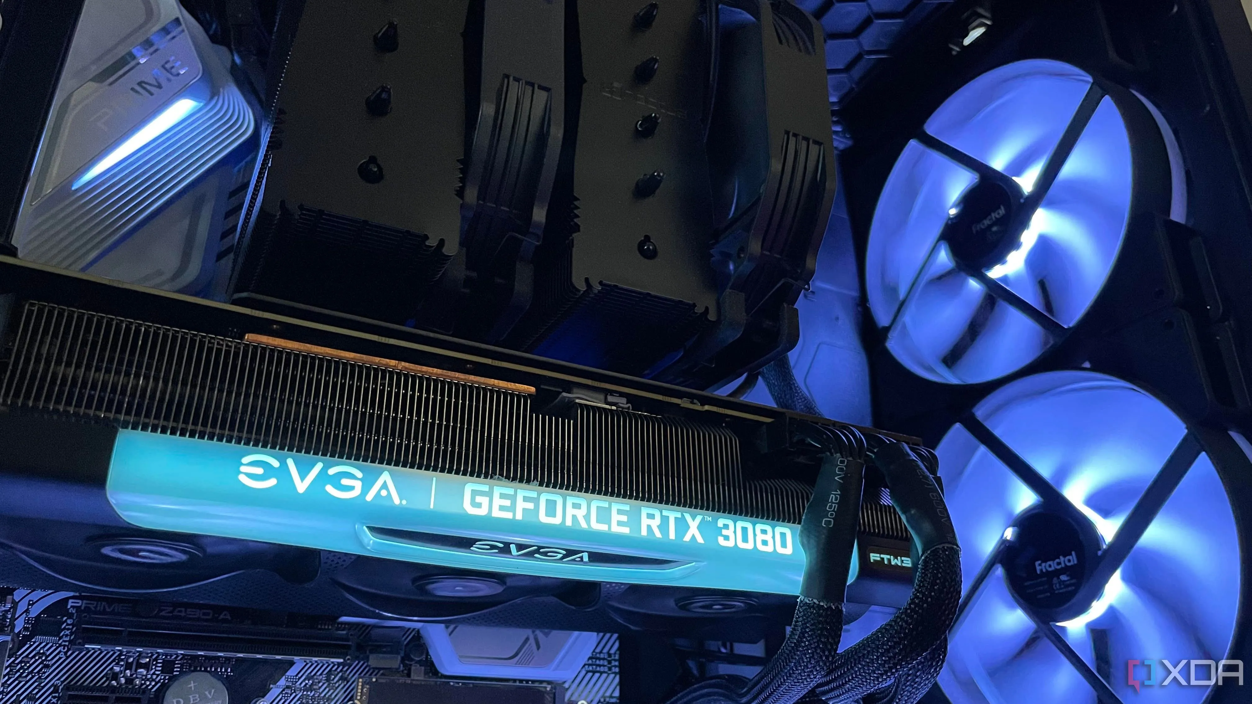 Thiết kế nội thất của một dàn PC gaming với tản nhiệt khí và card đồ họa EVGA 3080, cùng các quạt hút khí RGB lớn