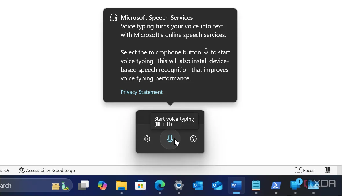 Tính năng đọc chính tả bằng giọng nói (Voice Dictation) trên Windows 11 và Microsoft Word, hỗ trợ người dùng nhập liệu nhanh chóng mà không cần gõ phím.