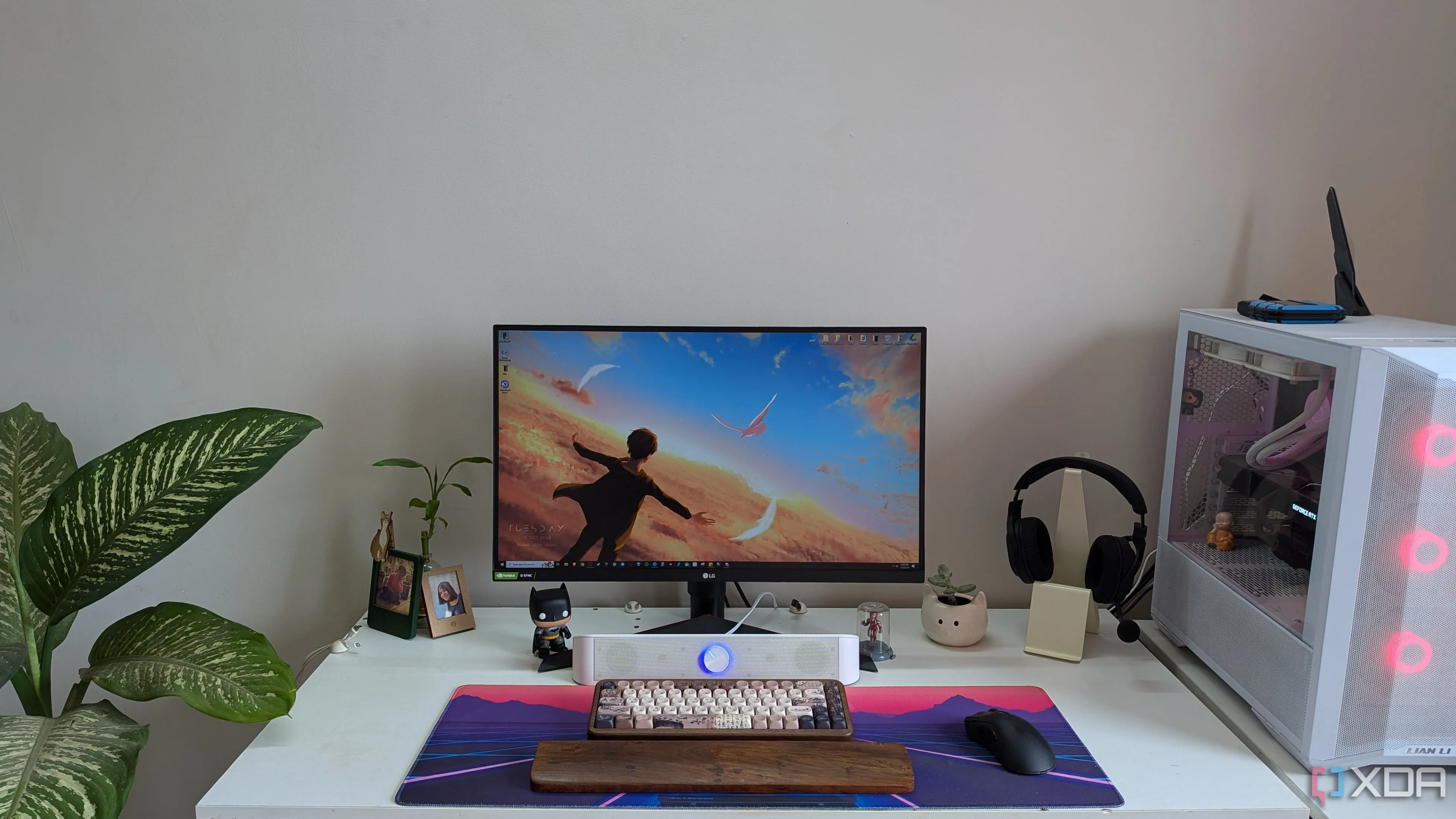 Tổng thể góc chơi game với PC, màn hình, bàn làm việc và phụ kiện
