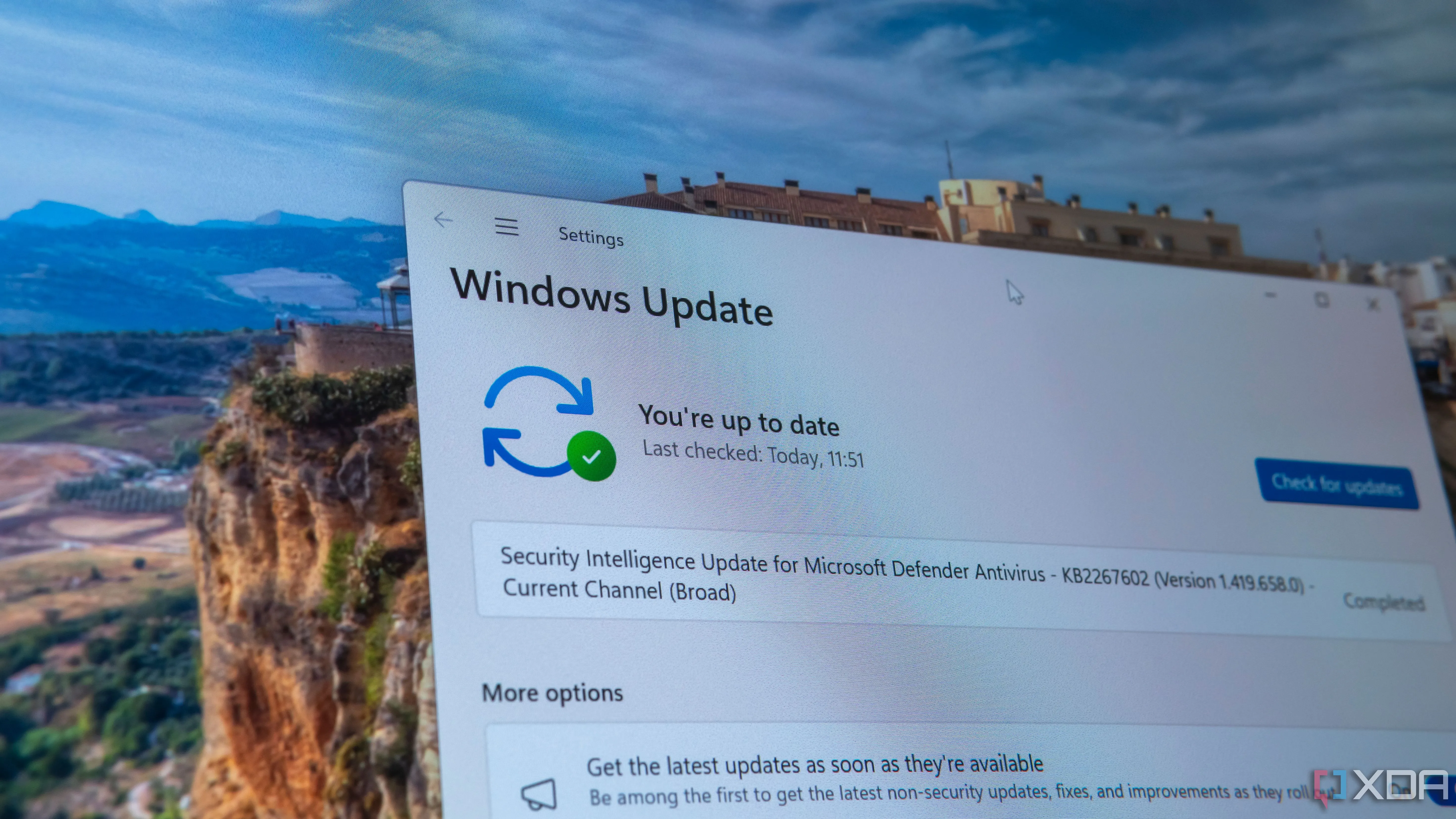 Trang Windows Update trên Windows 11, hiển thị các bản cập nhật đang chờ cài đặt và tình trạng cập nhật hệ thống.