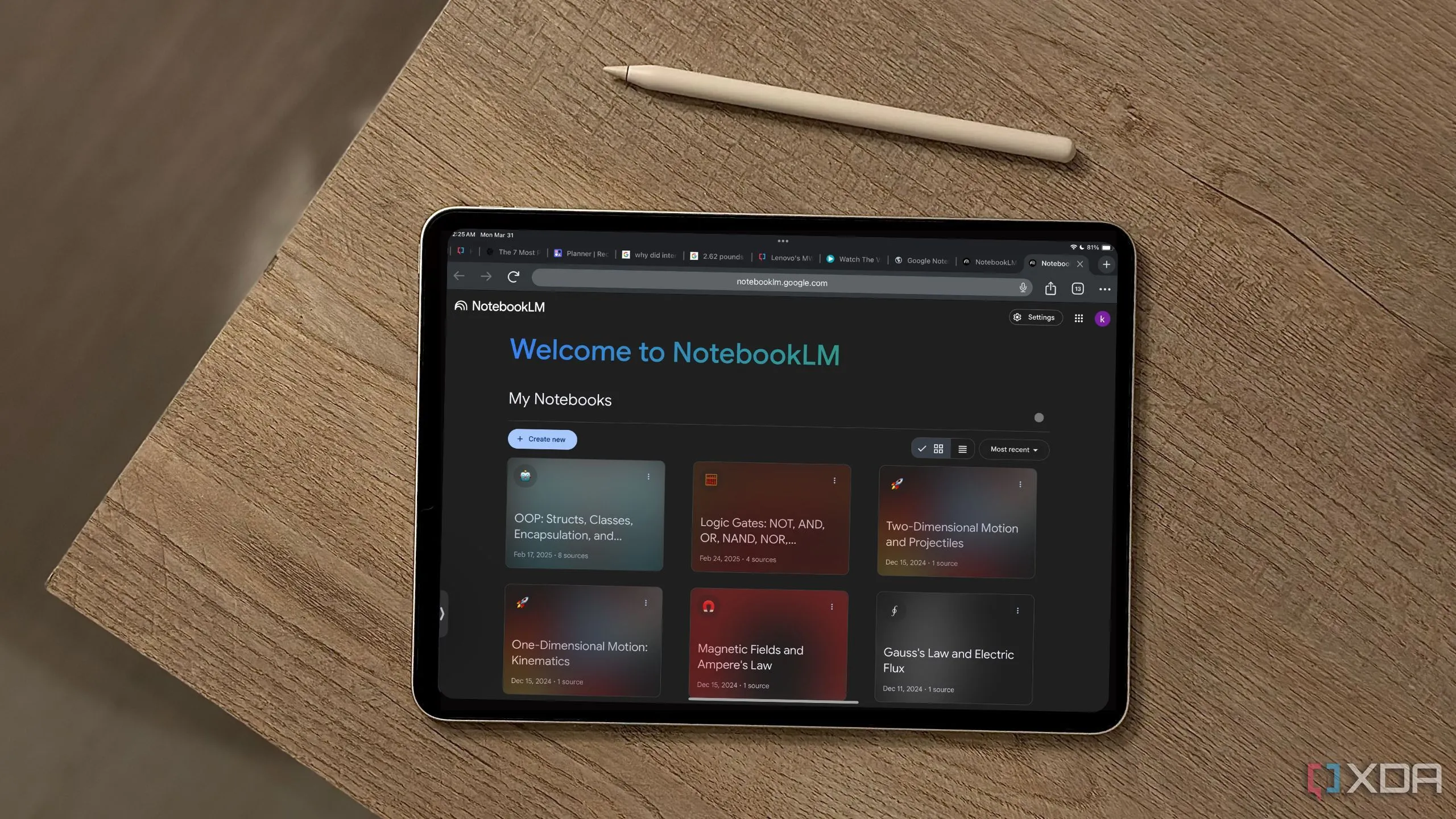 Ứng dụng NotebookLM hiển thị trên iPad cùng bút Apple Pencil