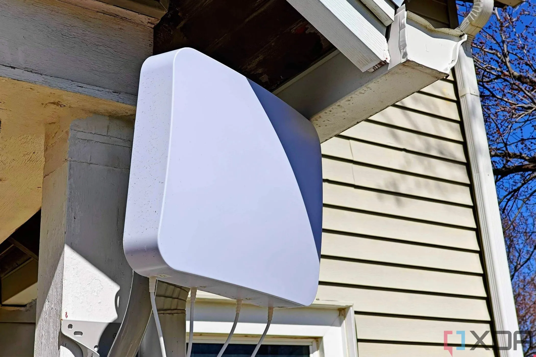 Ăng-ten ngoài tăng cường sóng cho modem Internet di động 5G/4G