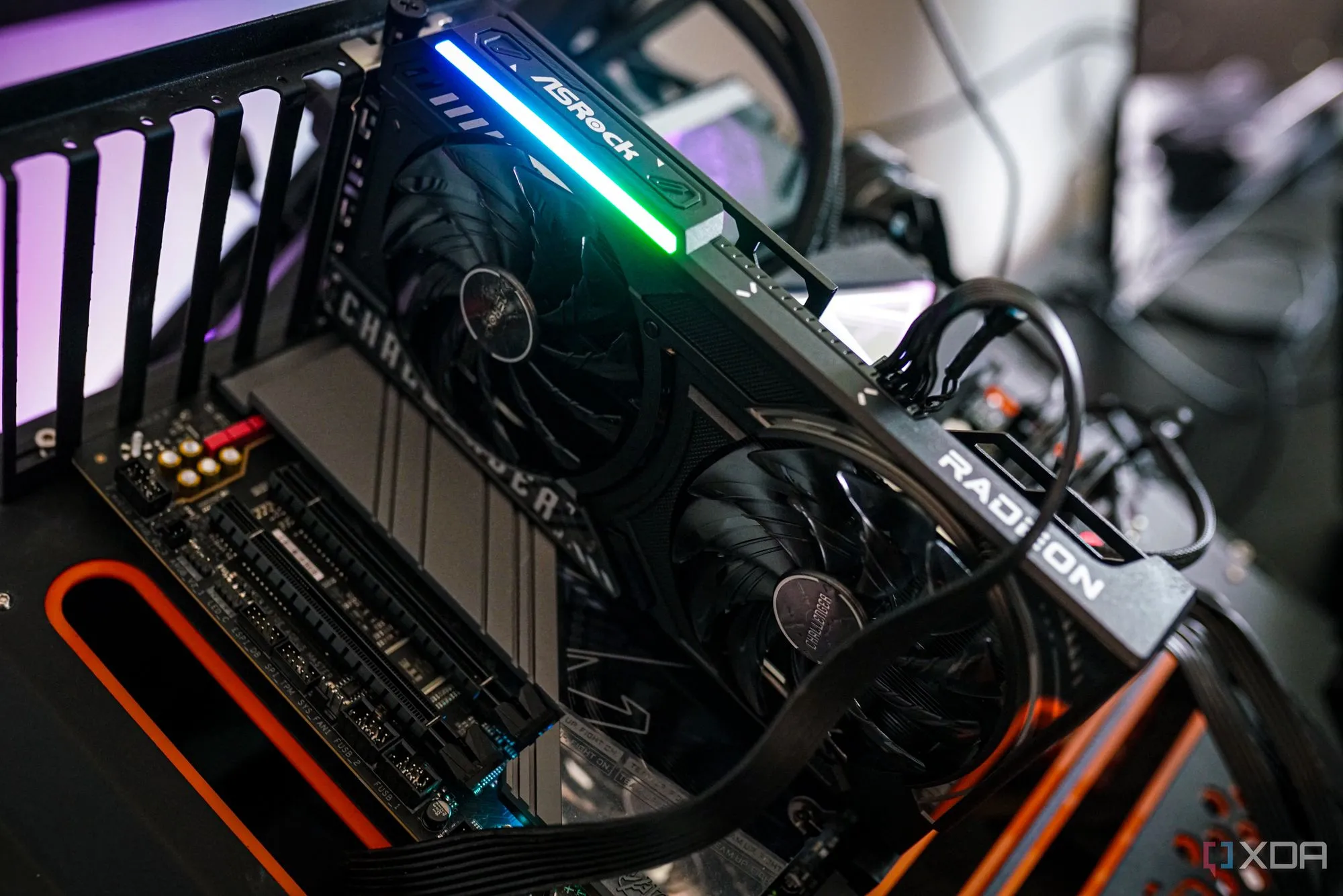 Ảnh cận cảnh một phần của card đồ họa AMD Radeon RX 9060 XT, cho thấy quạt tản nhiệt và logo Radeon