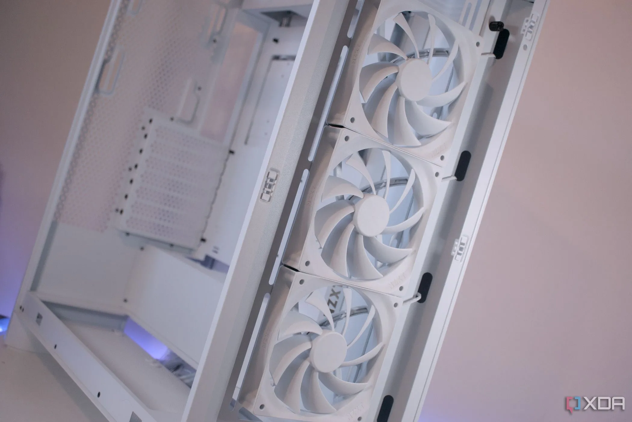 Ảnh cận cảnh quạt hút phía trước của case NZXT H7 Flow (2024), nhấn mạnh tầm quan trọng của cấu hình quạt PC.