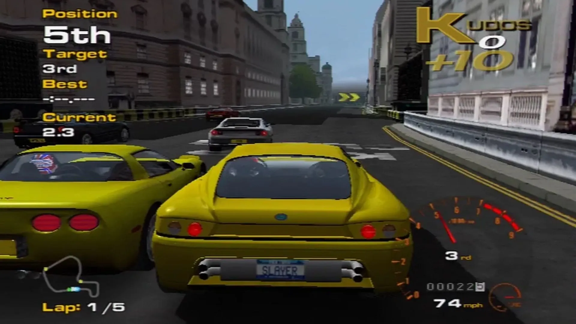 Ảnh chụp màn hình cảnh đua xe trong Project Gotham Racing, với một chiếc xe đua trên đường phố