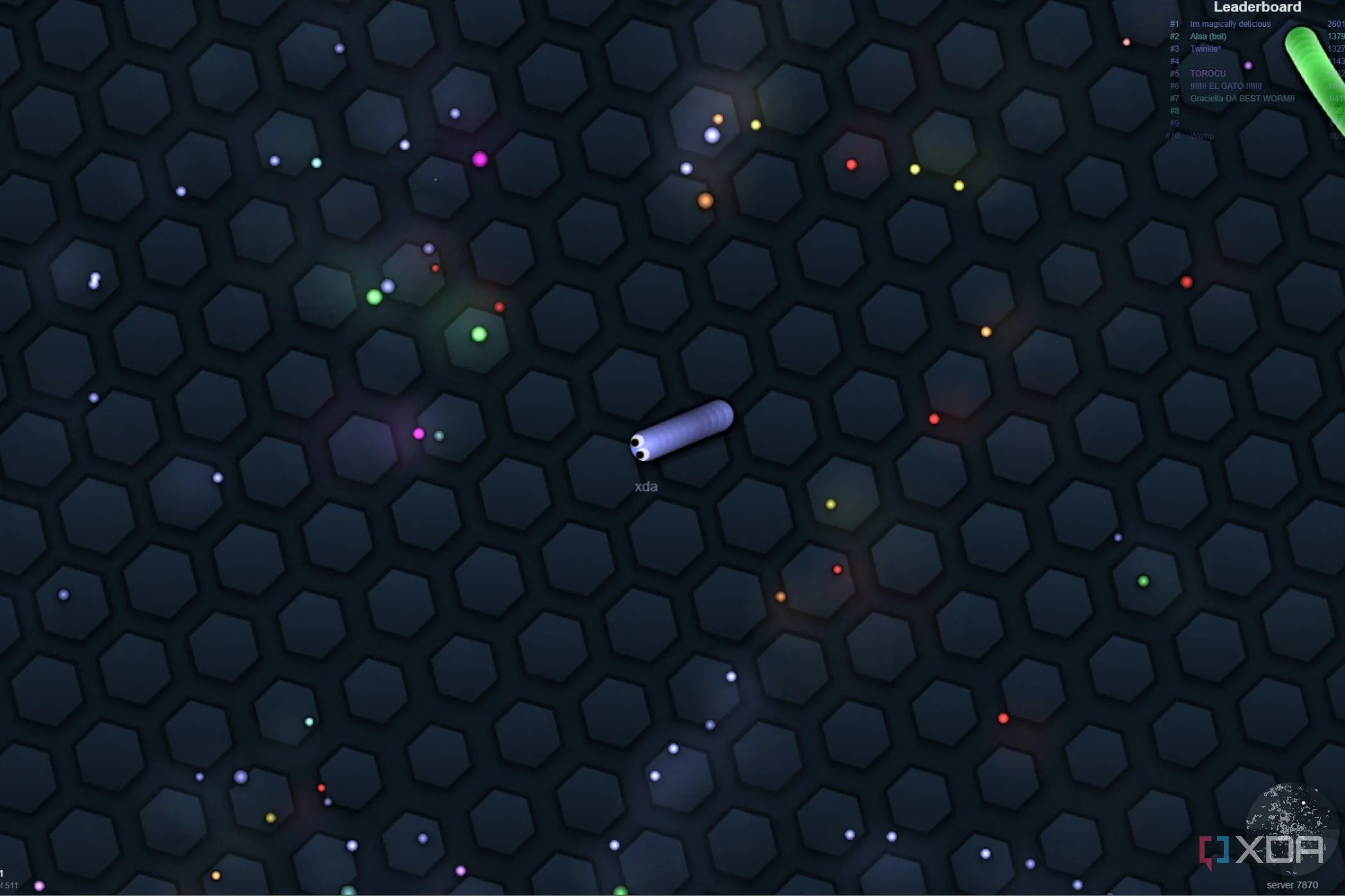 Ảnh chụp màn hình game Slither.io với nhiều chú rắn màu sắc đang di chuyển