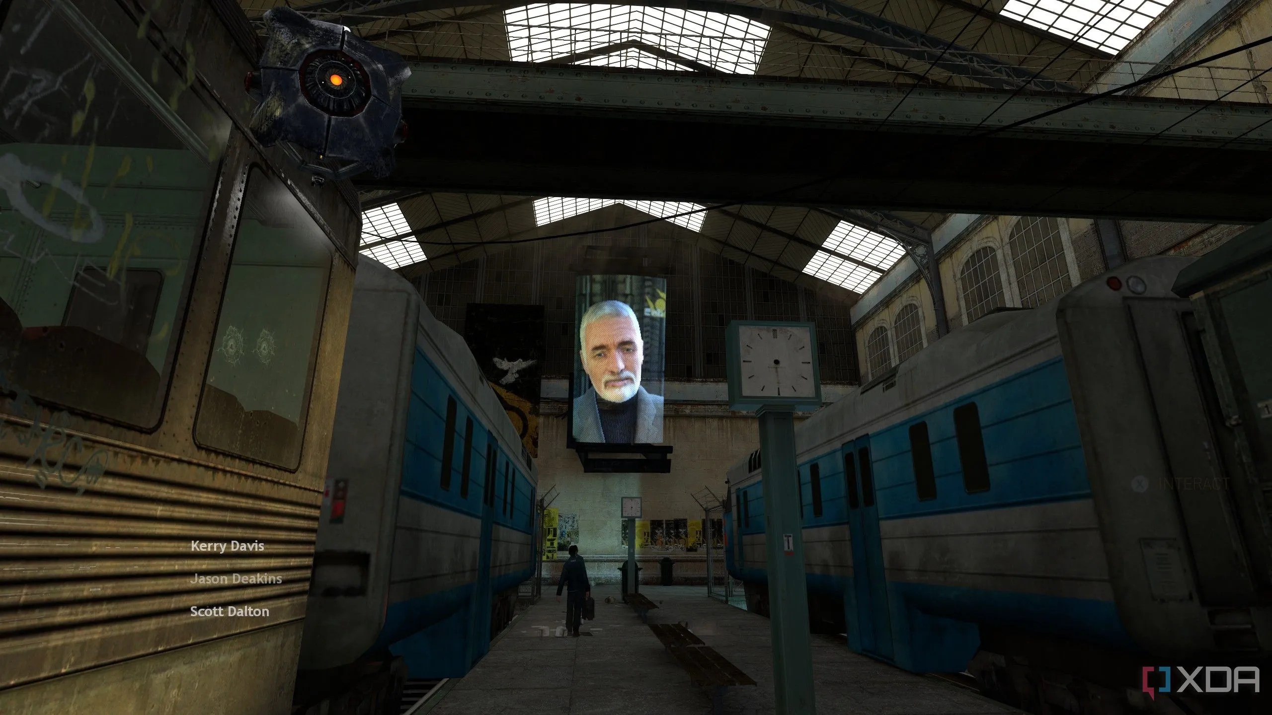 Ảnh chụp màn hình phần mở đầu của Half-Life 2, một trong những tựa game bắn súng góc nhìn thứ nhất có ảnh hưởng lớn nhất lịch sử.