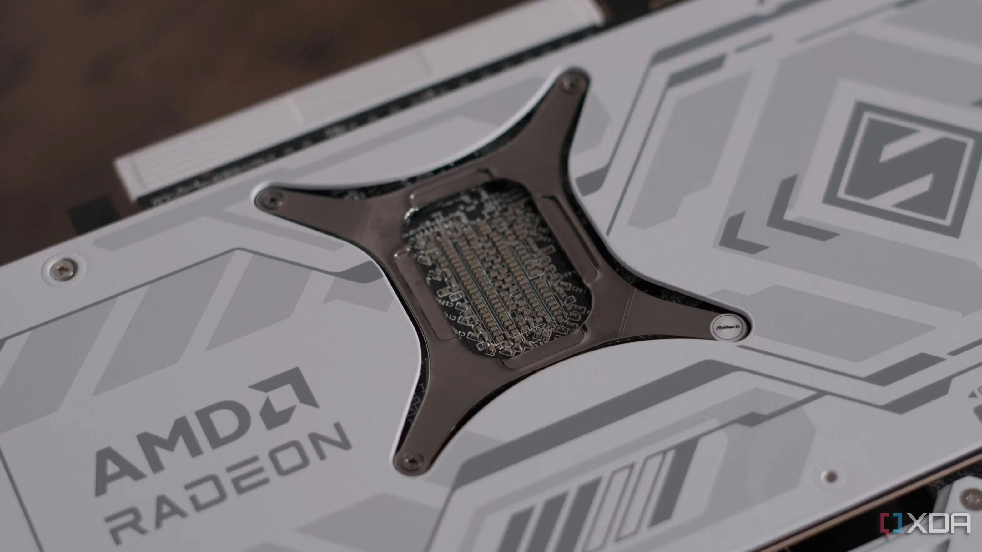 Ảnh thực tế card đồ họa ASRock Radeon RX 9070 Steel Legend, nổi bật với thiết kế mạnh mẽ