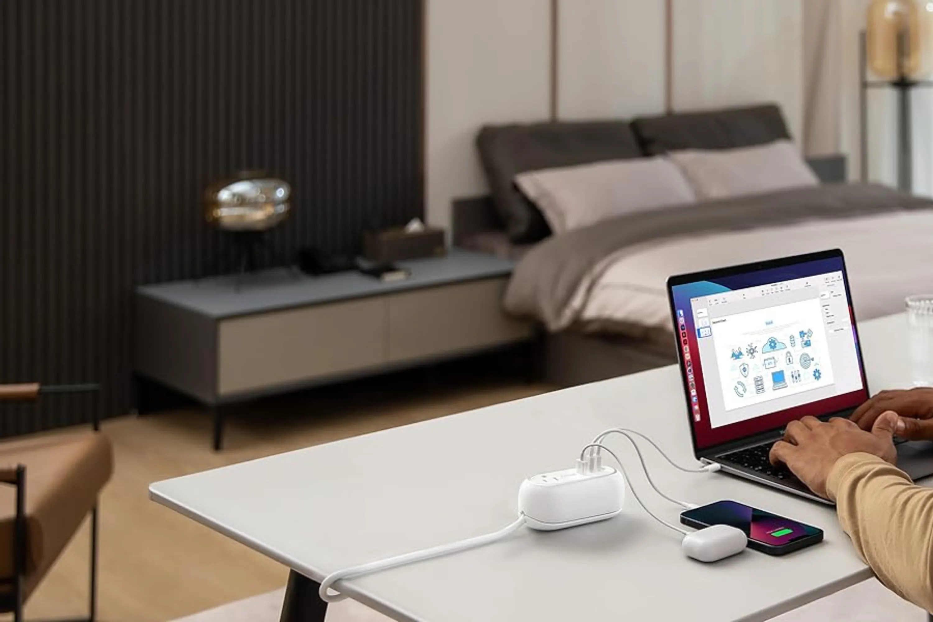 Anker 615 GaNPrime Power Strip đang sạc nhiều thiết bị trên bàn làm việc
