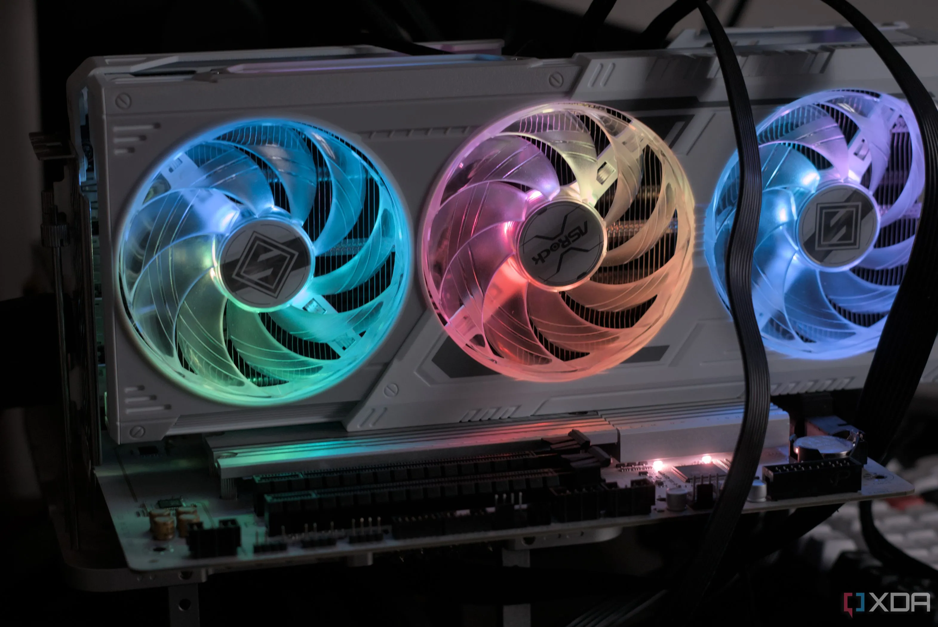 ASRock Radeon RX 9070 Steel Legend được lắp đặt với đèn RGB