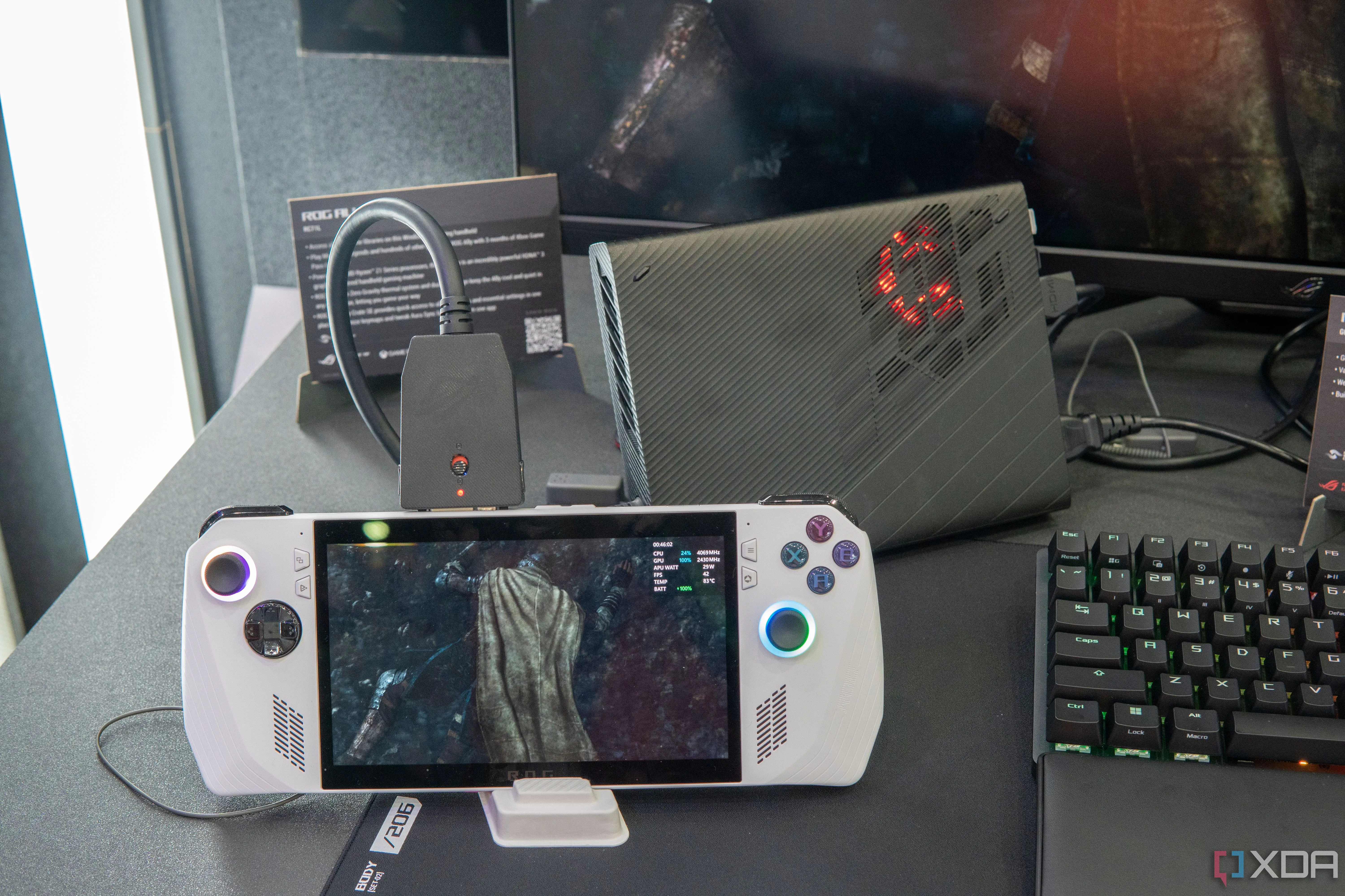 Asus ROG Ally và bộ eGPU ROG XG Mobile tích hợp