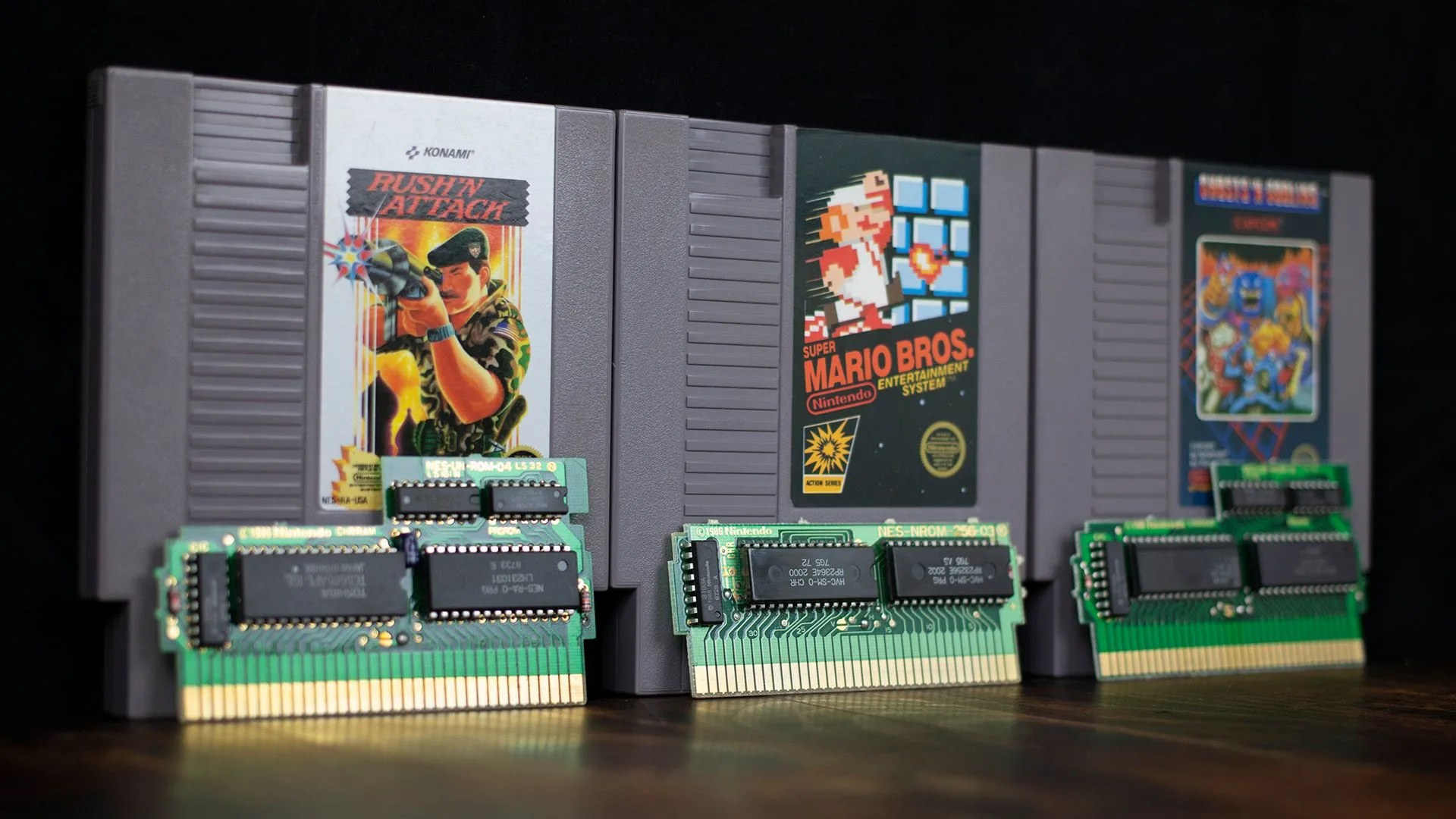 Ba hộp băng game NES cùng với bảng mạch PCB bên trong, tượng trưng cho những tựa game kinh điển đã định hình lịch sử trò chơi điện tử.
