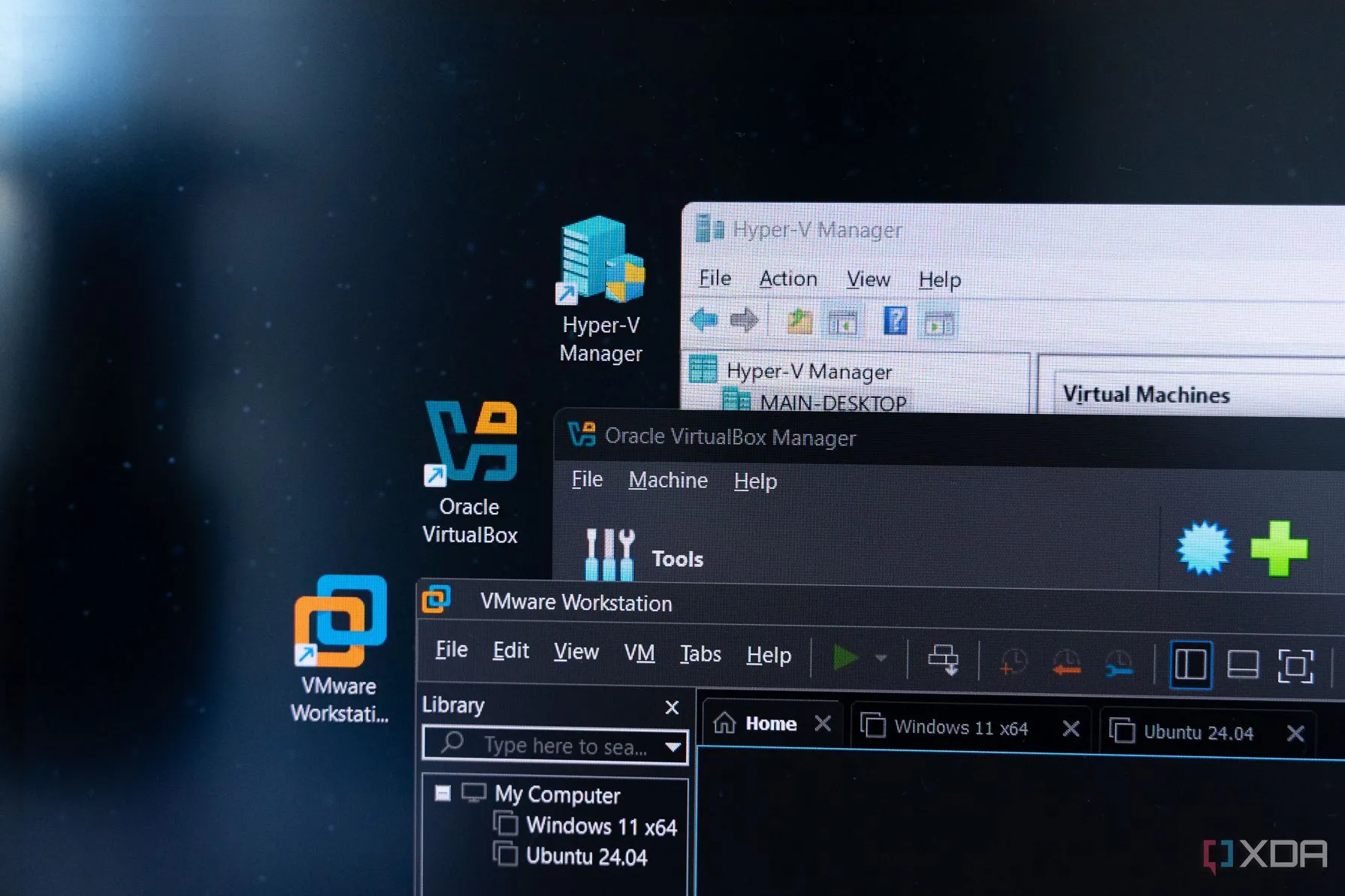 Ba logo phần mềm Hypervisor phổ biến (VMware, Hyper-V, Proxmox), thể hiện lựa chọn quan trọng cho Home Lab