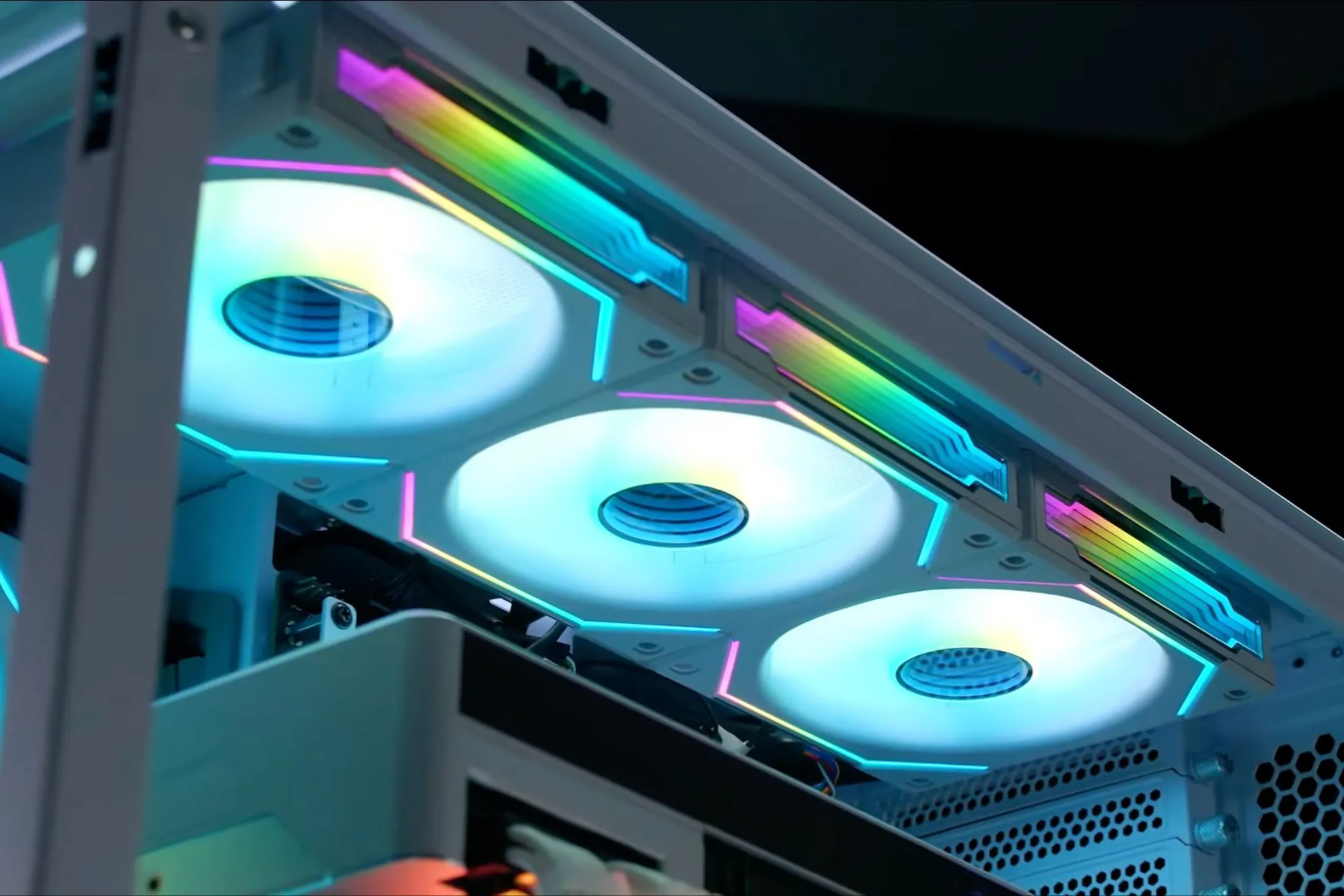 Ba quạt Lian Li UNI SL-INFI120 được lắp đặt trong case PC, thể hiện cách bố trí quạt tản nhiệt.