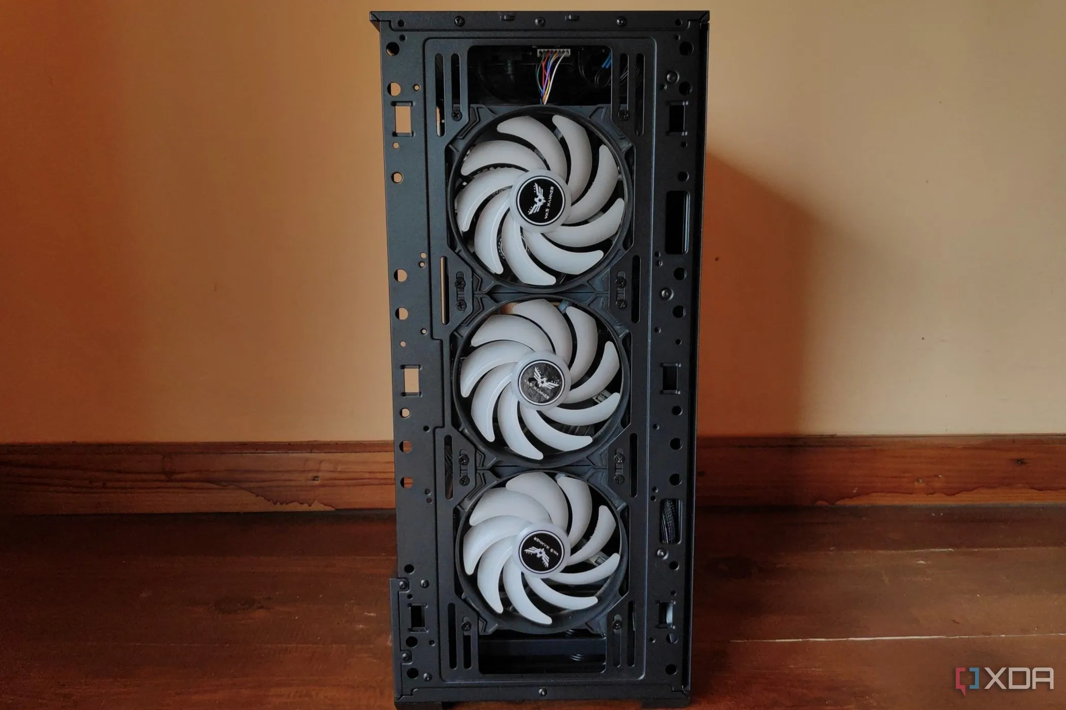 Ba quạt War Hammer Kratos hoạt động bên trong case MSI Forge 110R, minh họa cho việc tối ưu tốc độ quạt.