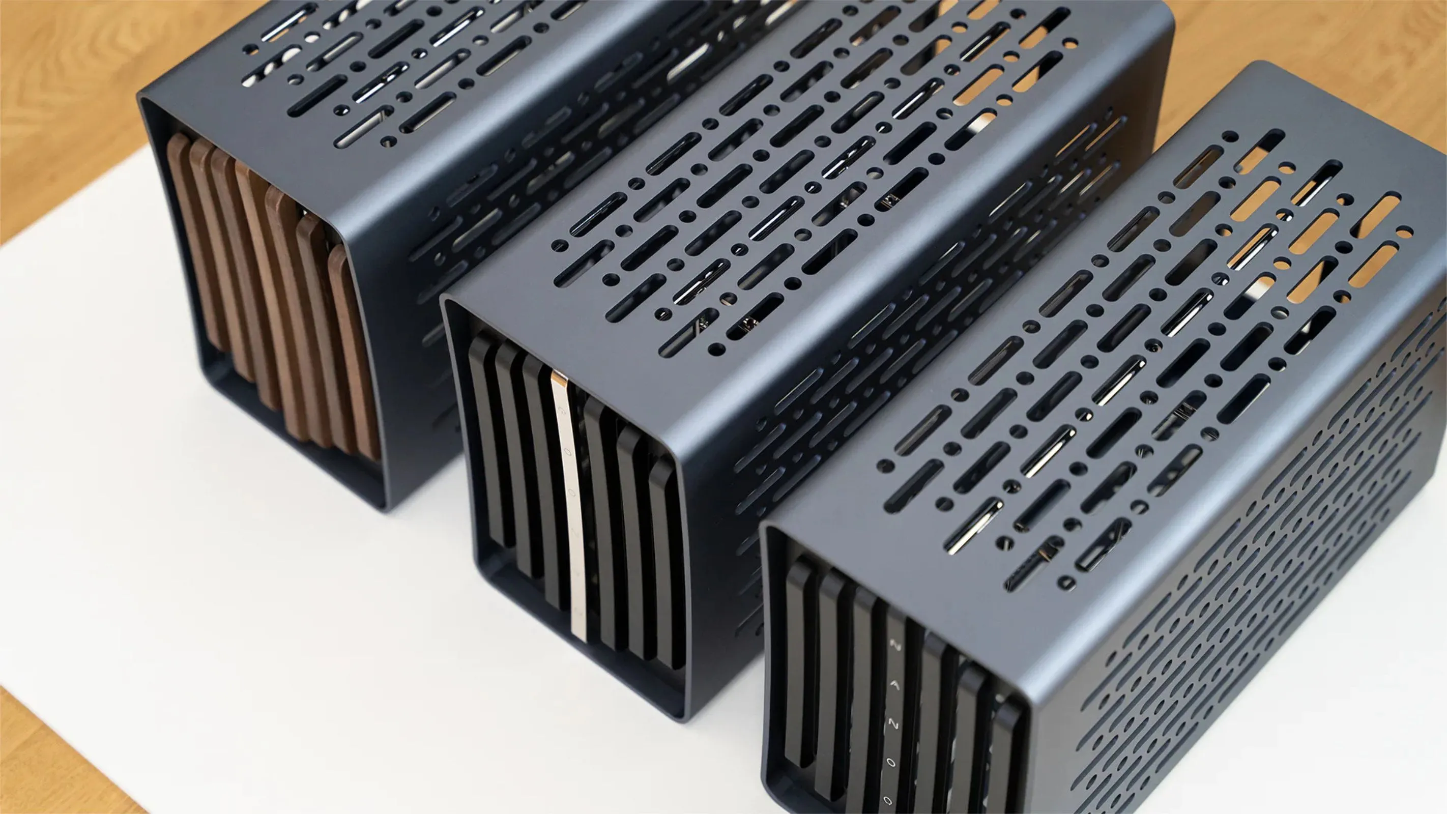 Ba vỏ case Thor-Zone Nanoq R màu trắng xếp thẳng hàng trên bàn trắng