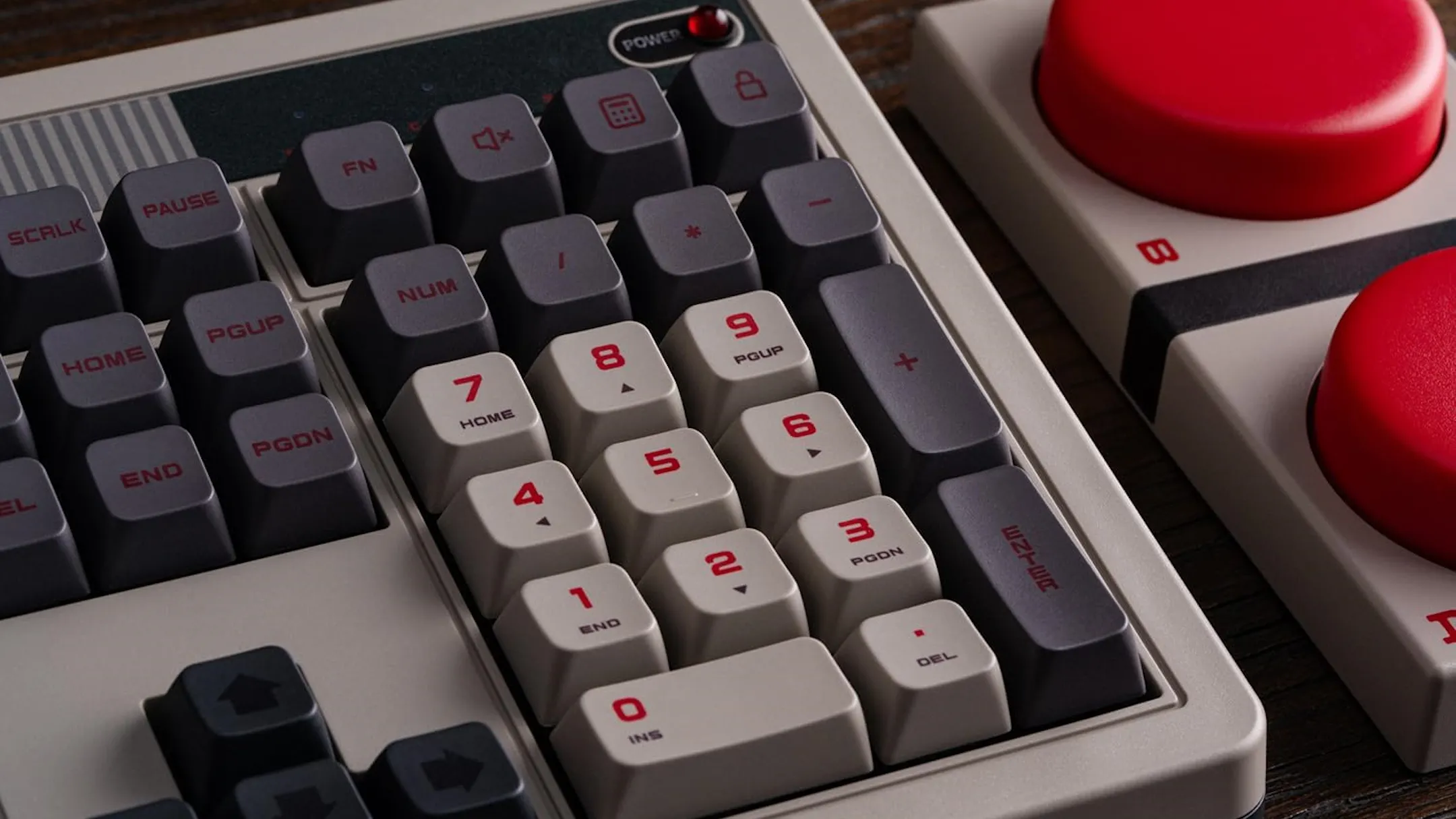 Bàn phím cơ retro 8bitdo với numpad, mang phong cách thẩm mỹ những năm 2000