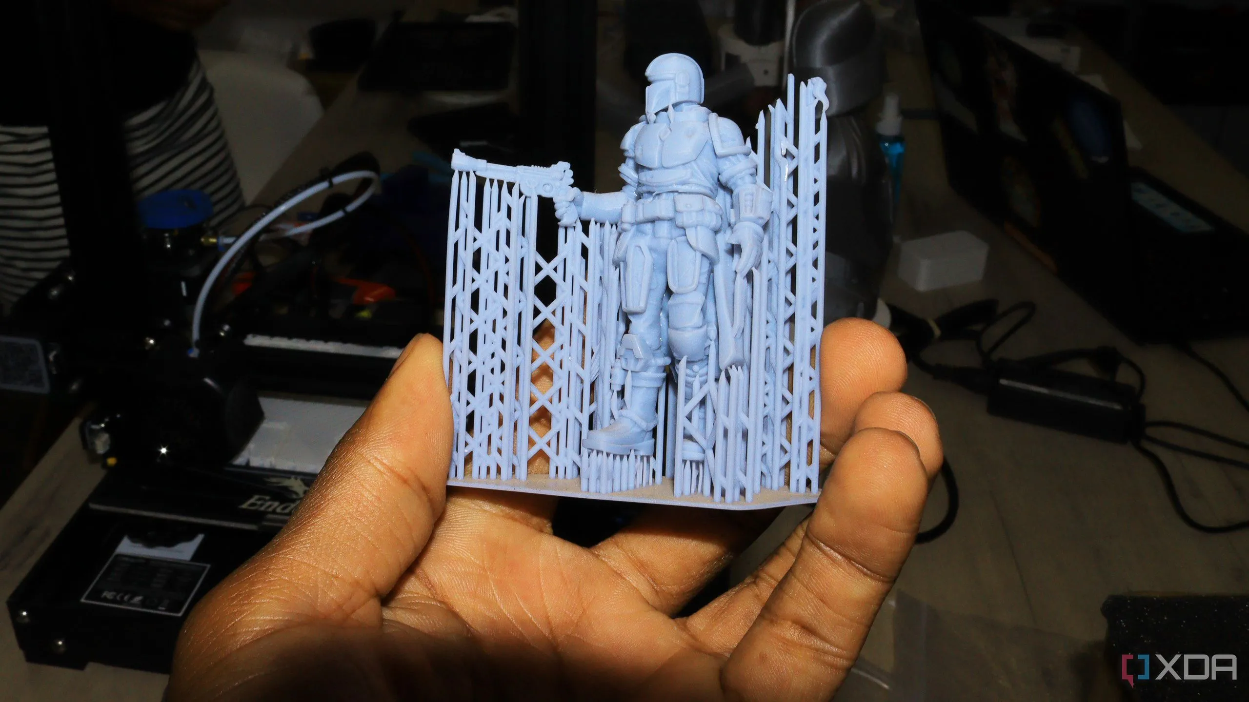 Bàn tay đang cầm một mẫu vật in 3D, thể hiện khả năng truy xuất nguồn gốc và nhận diện máy in 3D đã tạo ra sản phẩm này