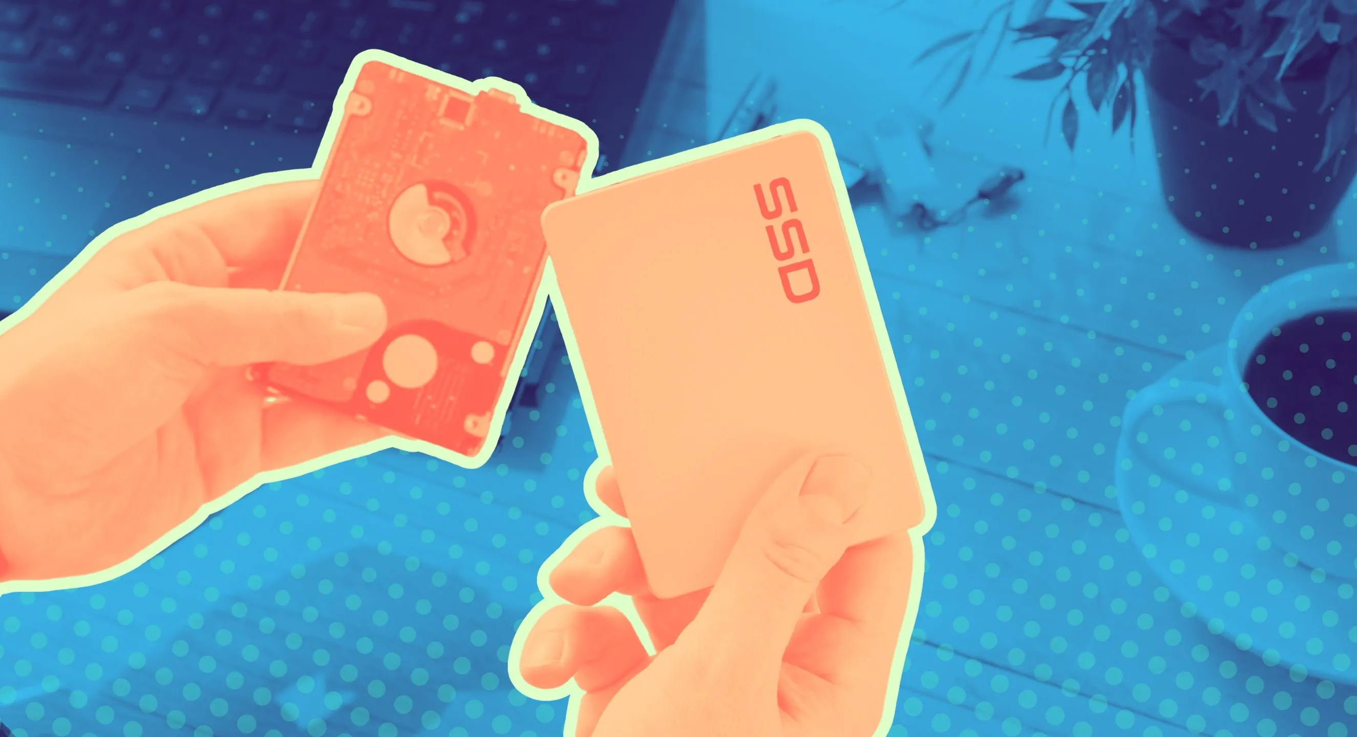 Bàn tay giữ ổ cứng SSD, minh họa độ bền và hao mòn