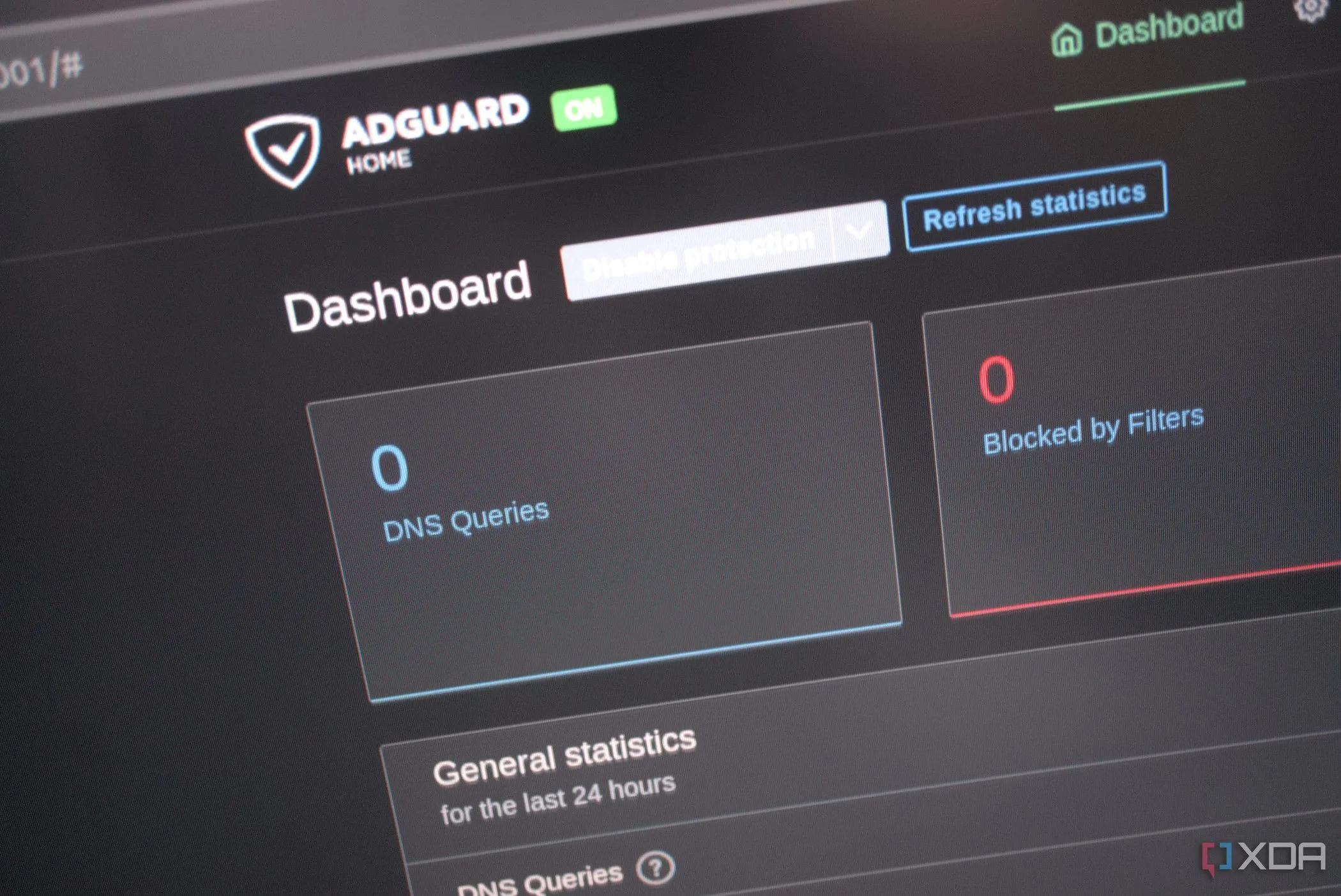 Bảng điều khiển quản trị web của AdGuard, hiển thị các tùy chọn và thống kê chặn quảng cáo tự host