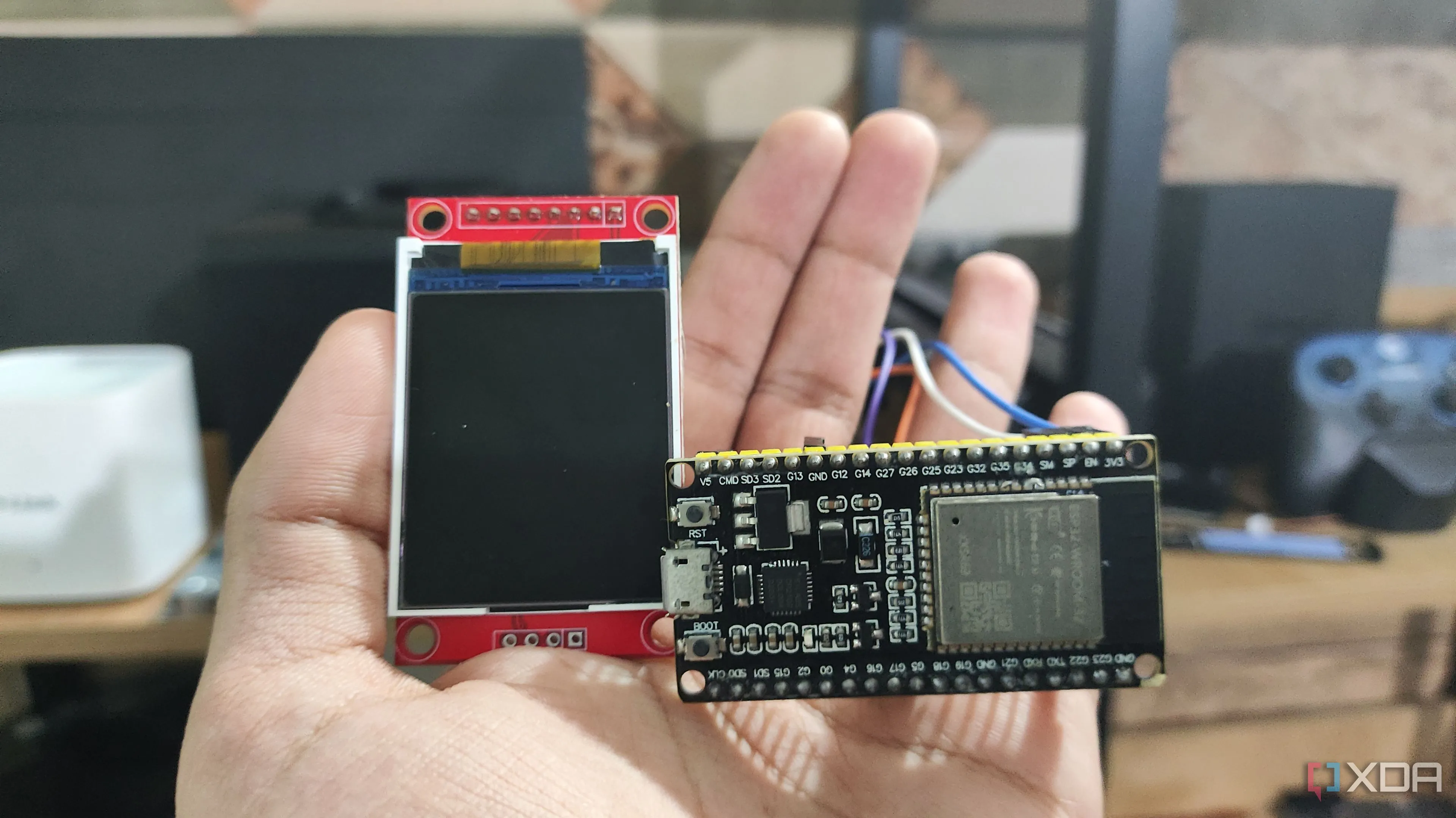 Bảng điều khiển thông minh ESP32 đã hoàn thiện, kết nối với màn hình hiển thị các chỉ số nhà thông minh lấy từ Home Assistant.