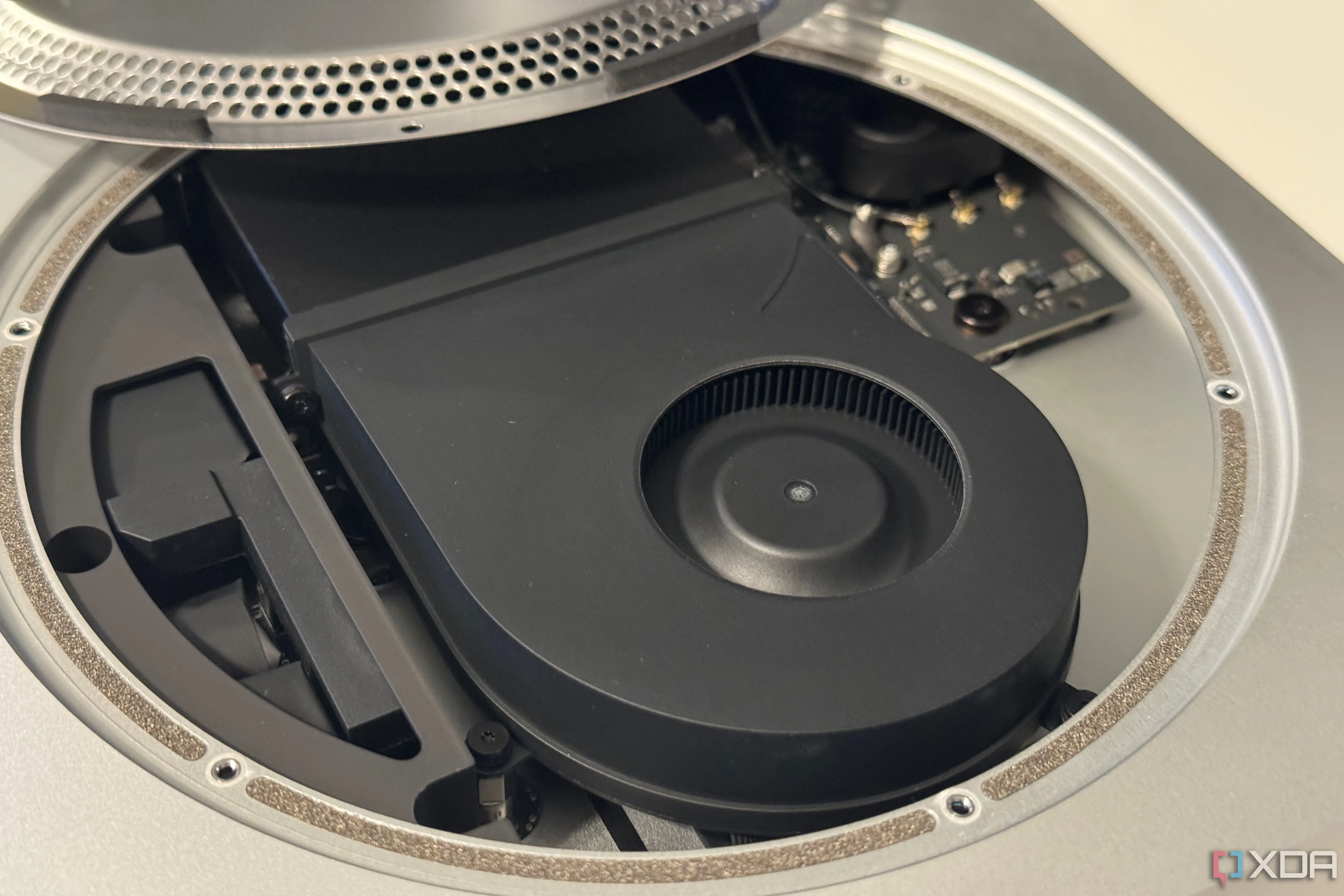 Bên trong Mac Mini cho thấy thiết kế nhỏ gọn và không gian trống nhờ chip Arm