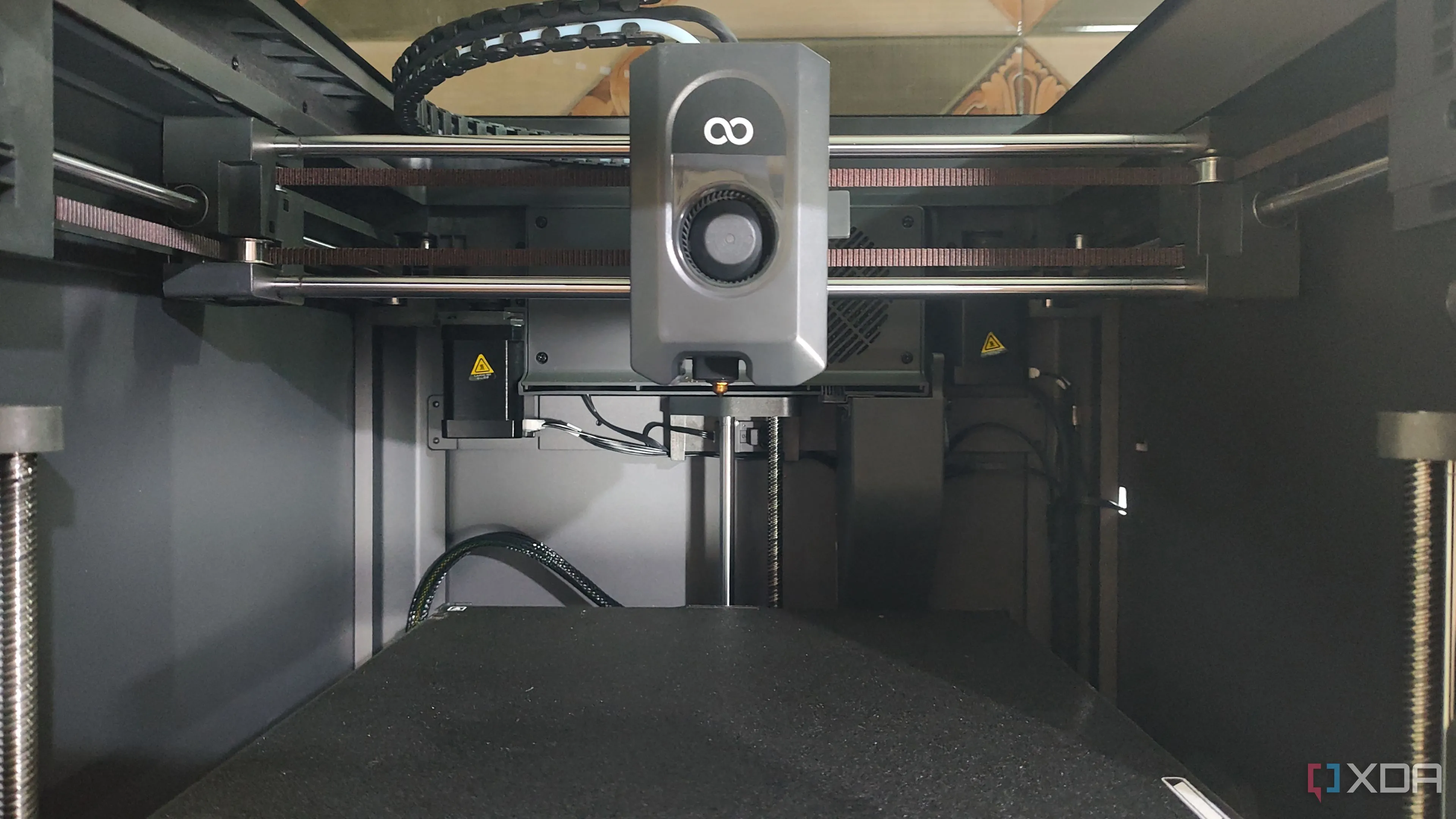 Bên trong máy in 3D Elegoo Centauri Carbon hiển thị các bộ phận cơ khí