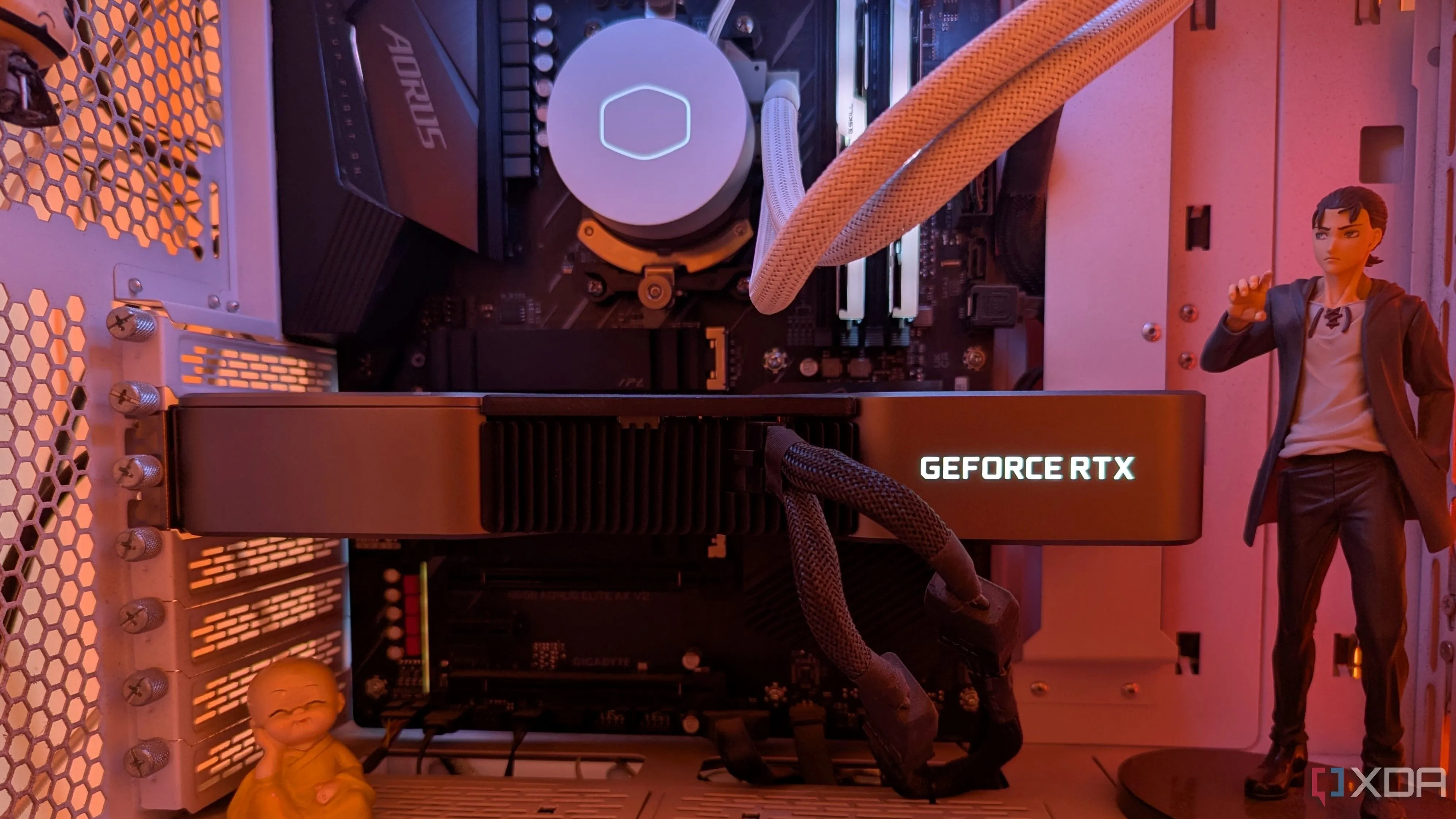 Bên trong một bộ PC chơi game với card đồ họa Nvidia GeForce RTX, cho thấy trải nghiệm game cao cấp