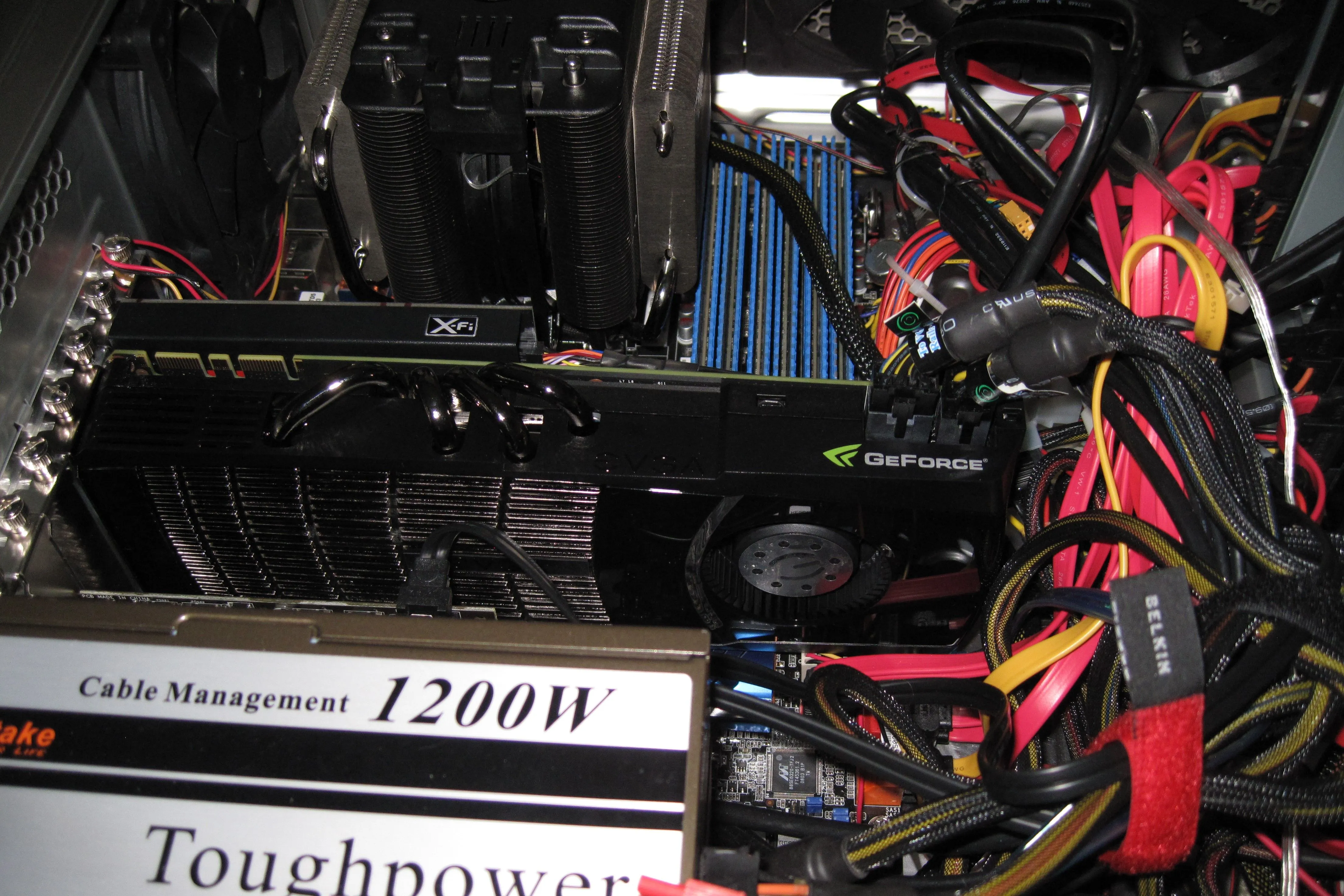 Bên trong một chiếc PC gaming với card đồ họa Nvidia, bộ nguồn và tản nhiệt CPU, minh họa các thành phần ảnh hưởng hiệu suất.