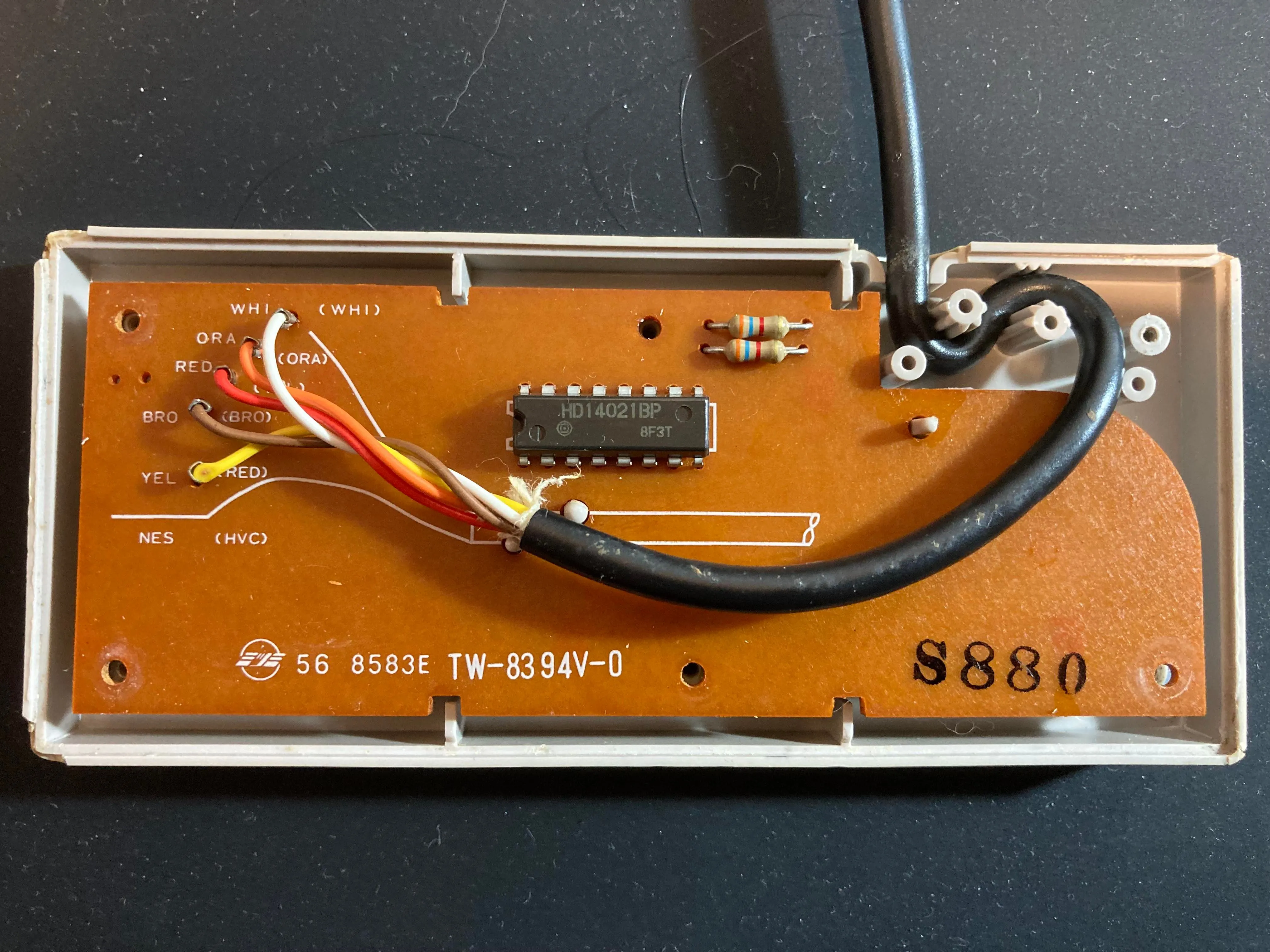 Bên trong tay cầm NES - Mặt sau PCB