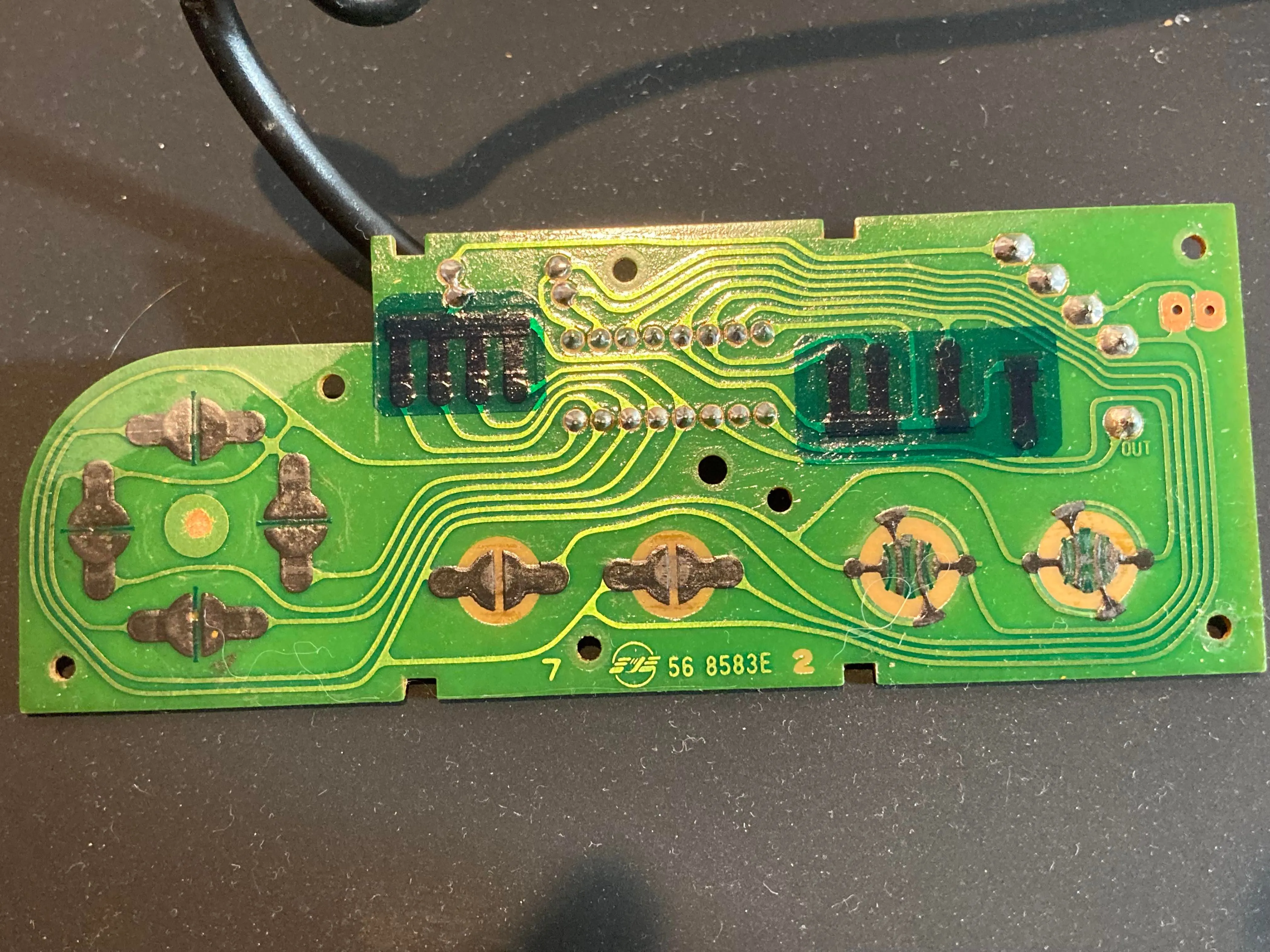 Bên trong tay cầm NES - Mặt trước PCB