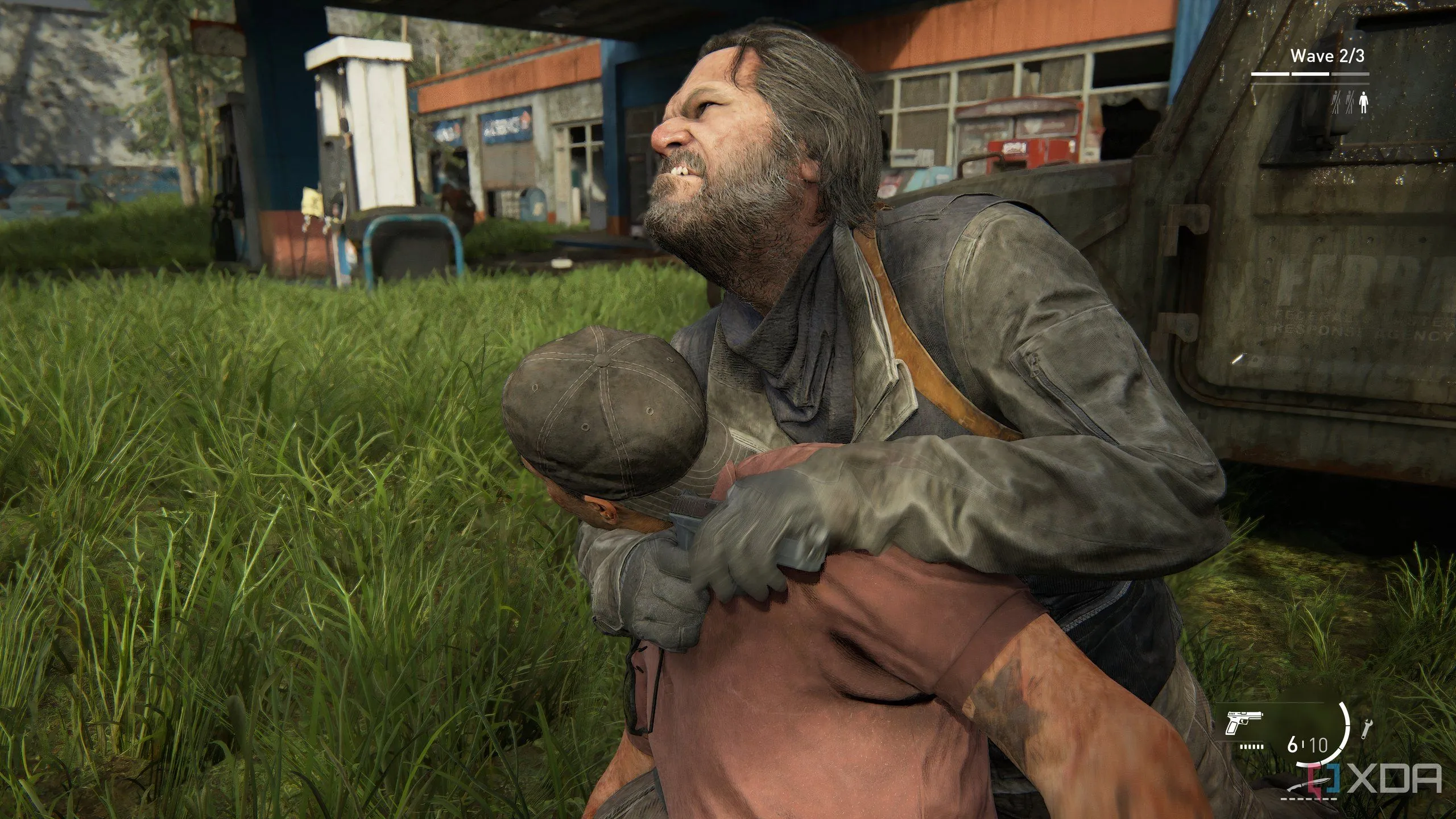 Bill thực hiện đòn siết cổ hạ gục kẻ thù trong gameplay The Last of Us Part II Remastered trên PC, minh họa yếu tố hành động lén lút bạo lực của game.