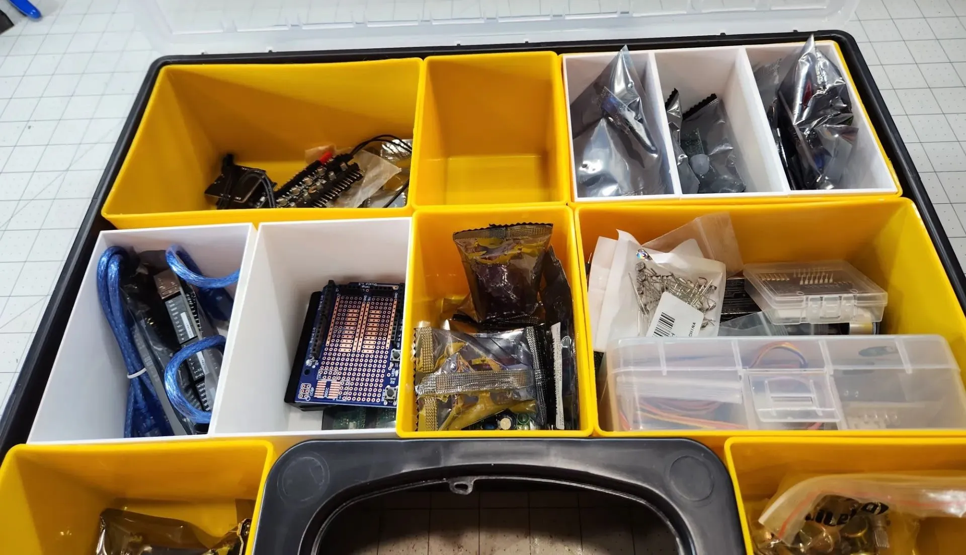 Bộ chia ngăn kéo trong hộp đựng dụng cụ Harbor Freight làm từ các bản in 3D lỗi