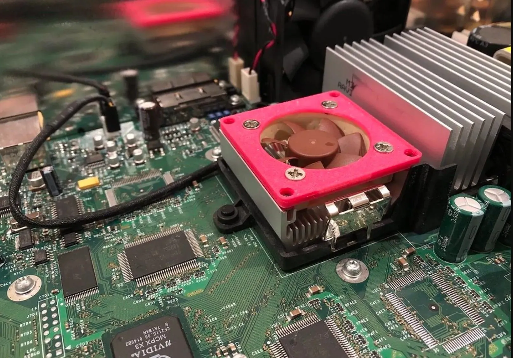 Bộ chuyển đổi quạt in 3D gắn vào GPU của Xbox gốc, cho phép sử dụng quạt 40mm thay thế.