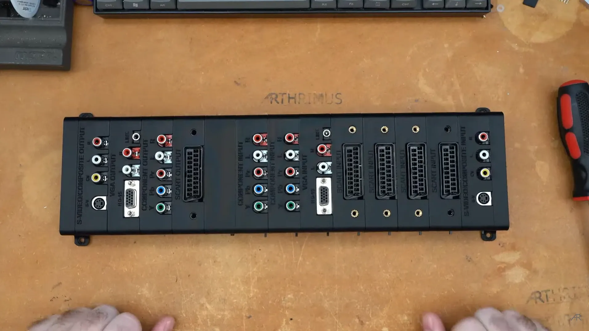 Bộ chuyển đổi Scalable Video Switch giúp kết nối nhiều console