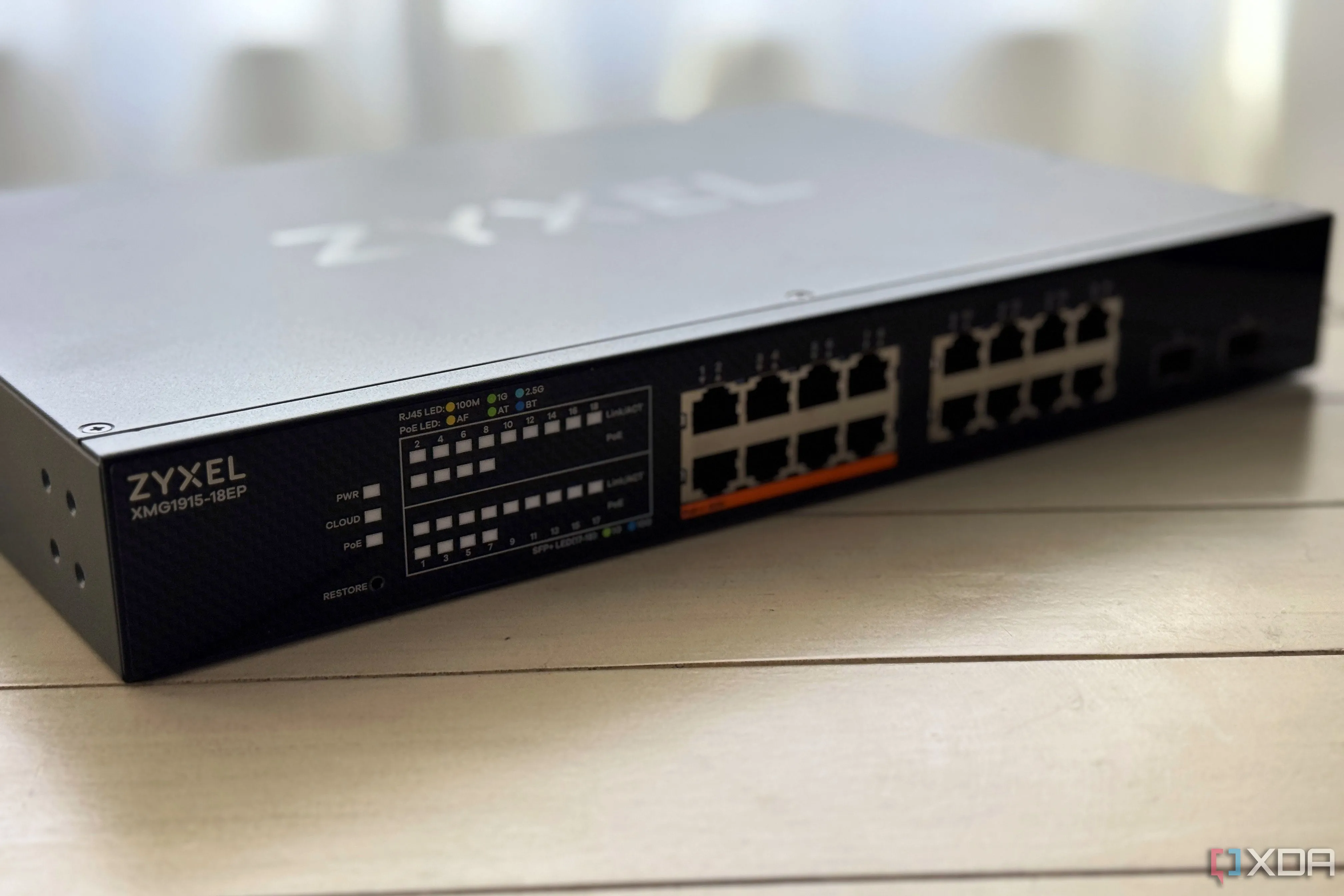 Bộ chuyển mạch quản lý Zyxel XGM1915 màu đen với nhiều cổng Ethernet, minh họa thiết bị mạng hỗ trợ Jumbo Frame.