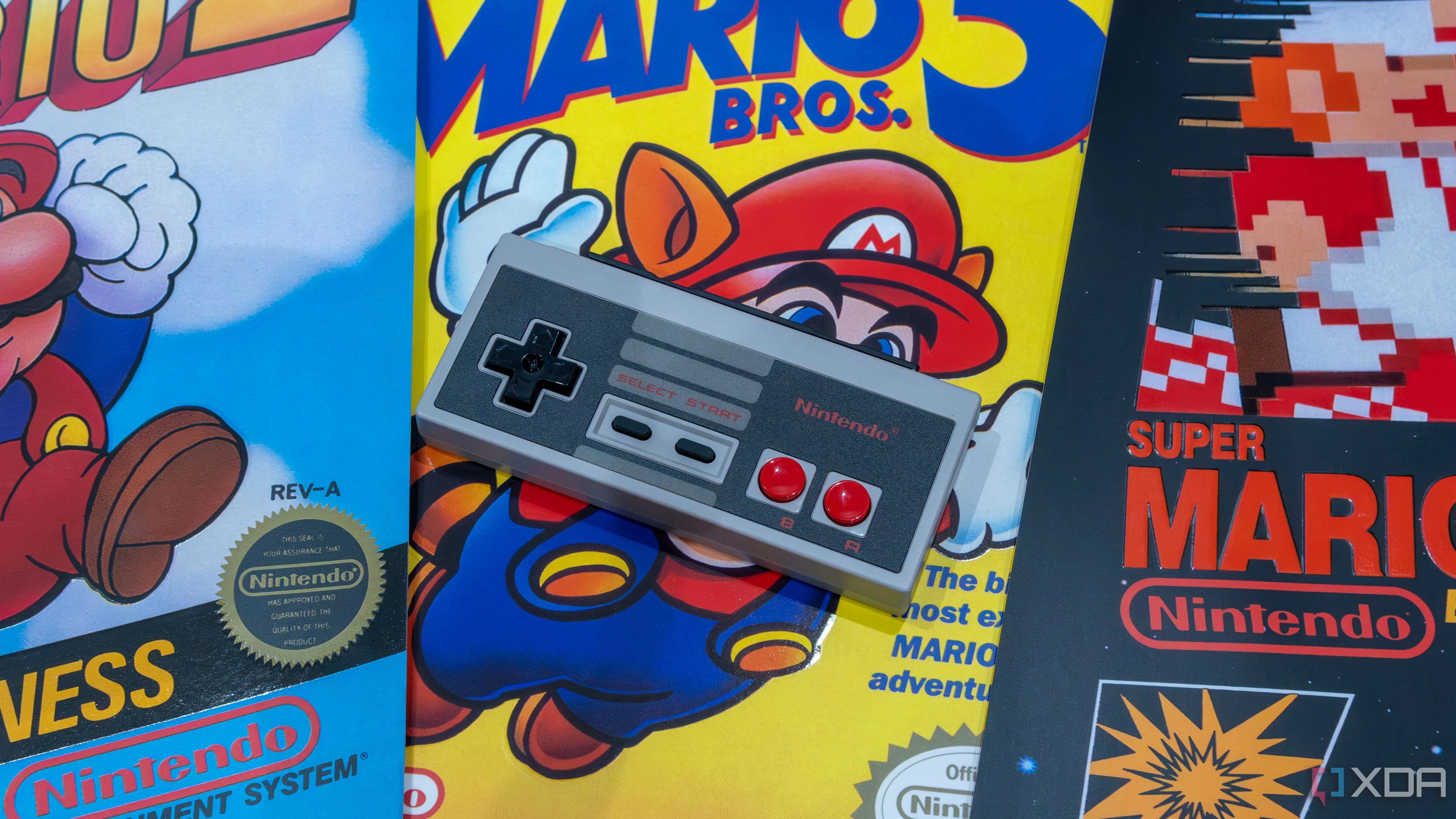 Bộ điều khiển NES phiên bản dành cho Nintendo Switch đặt trên các poster game Mario, tượng trưng cho những tựa game NES kinh điển.