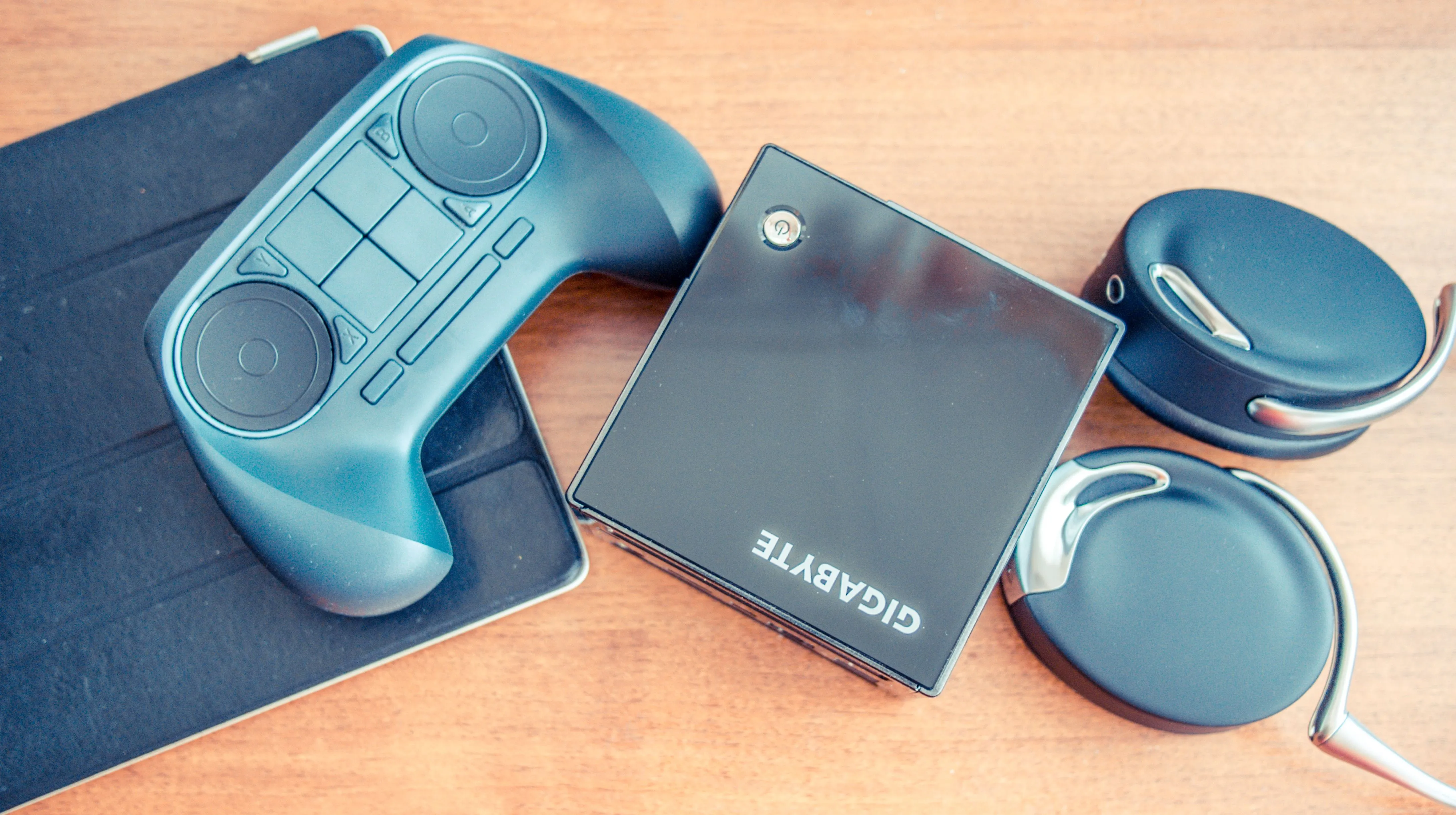 Bộ điều khiển Steam Controller đời cũ cùng Steam Machine do Gigabyte sản xuất, minh chứng cho nỗ lực của Valve trong việc đưa game PC lên màn hình TV