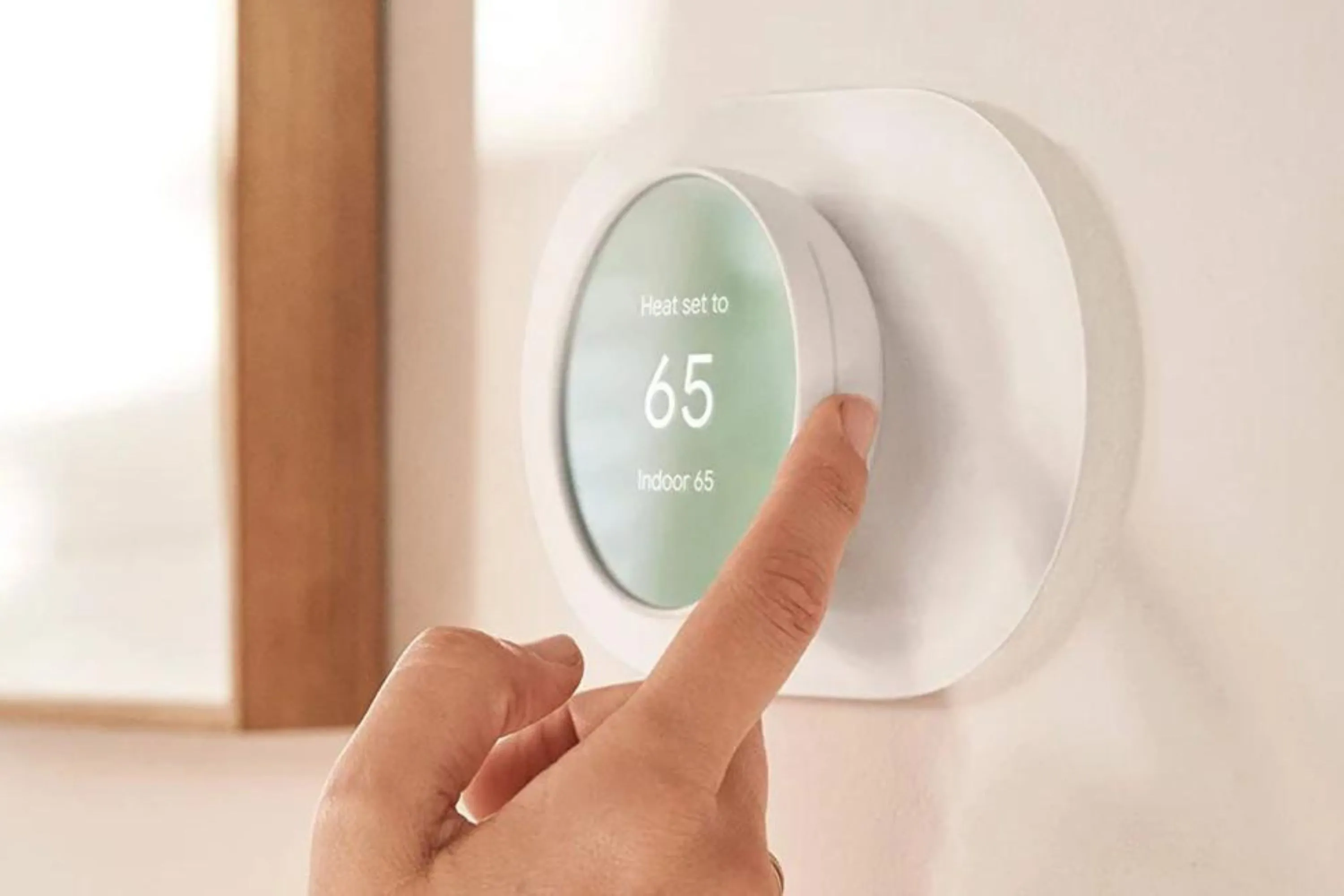 Bộ điều nhiệt thông minh Google Nest, đại diện cho các thiết bị nhà thông minh cần kết nối Wi-Fi 7 ổn định