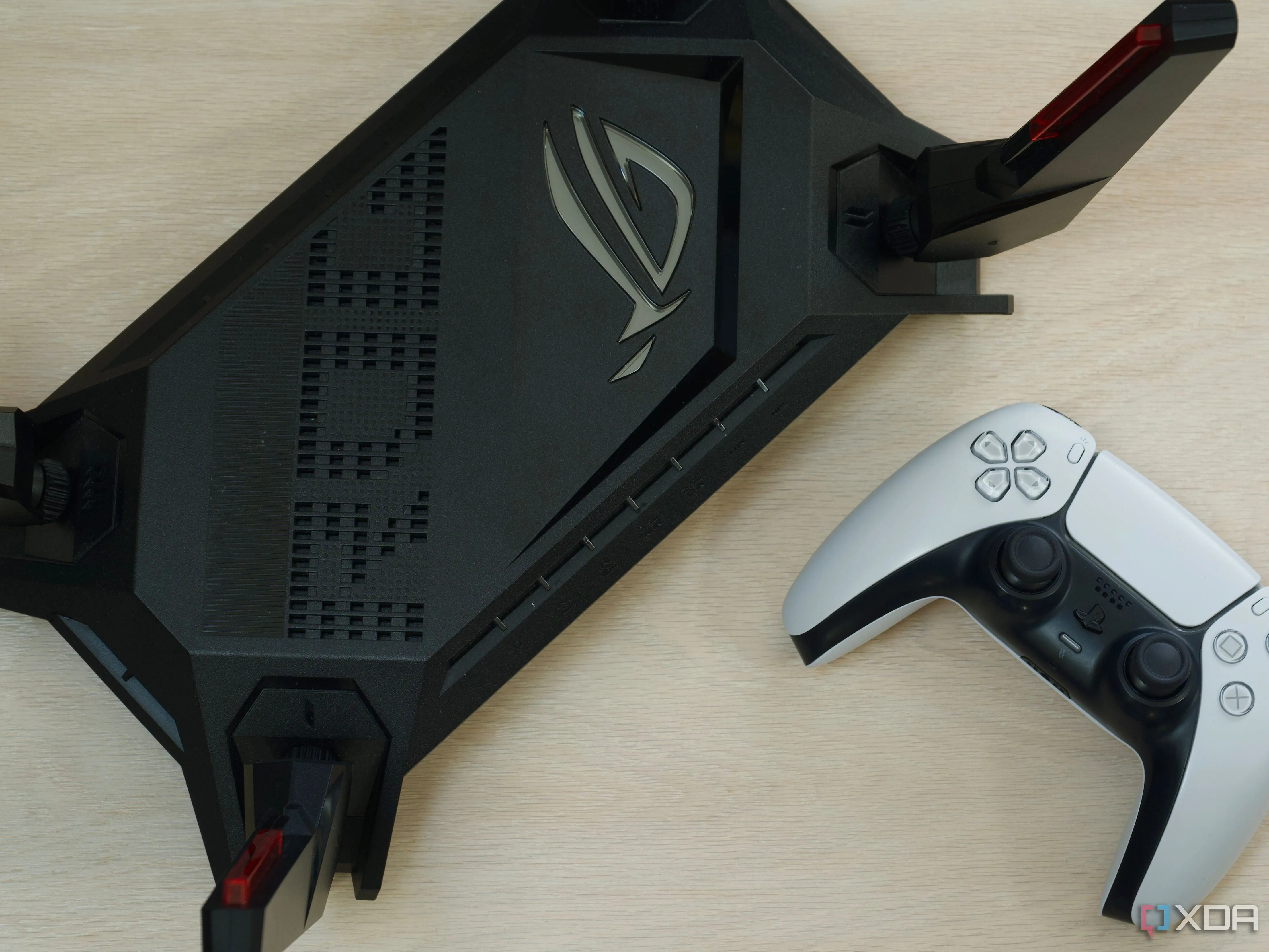 Bộ định tuyến Wi-Fi ASUS ROG Rapture GT-AX6000 nhìn từ trên xuống, đại diện cho thiết bị mạng hiệu suất cao hỗ trợ chơi game.