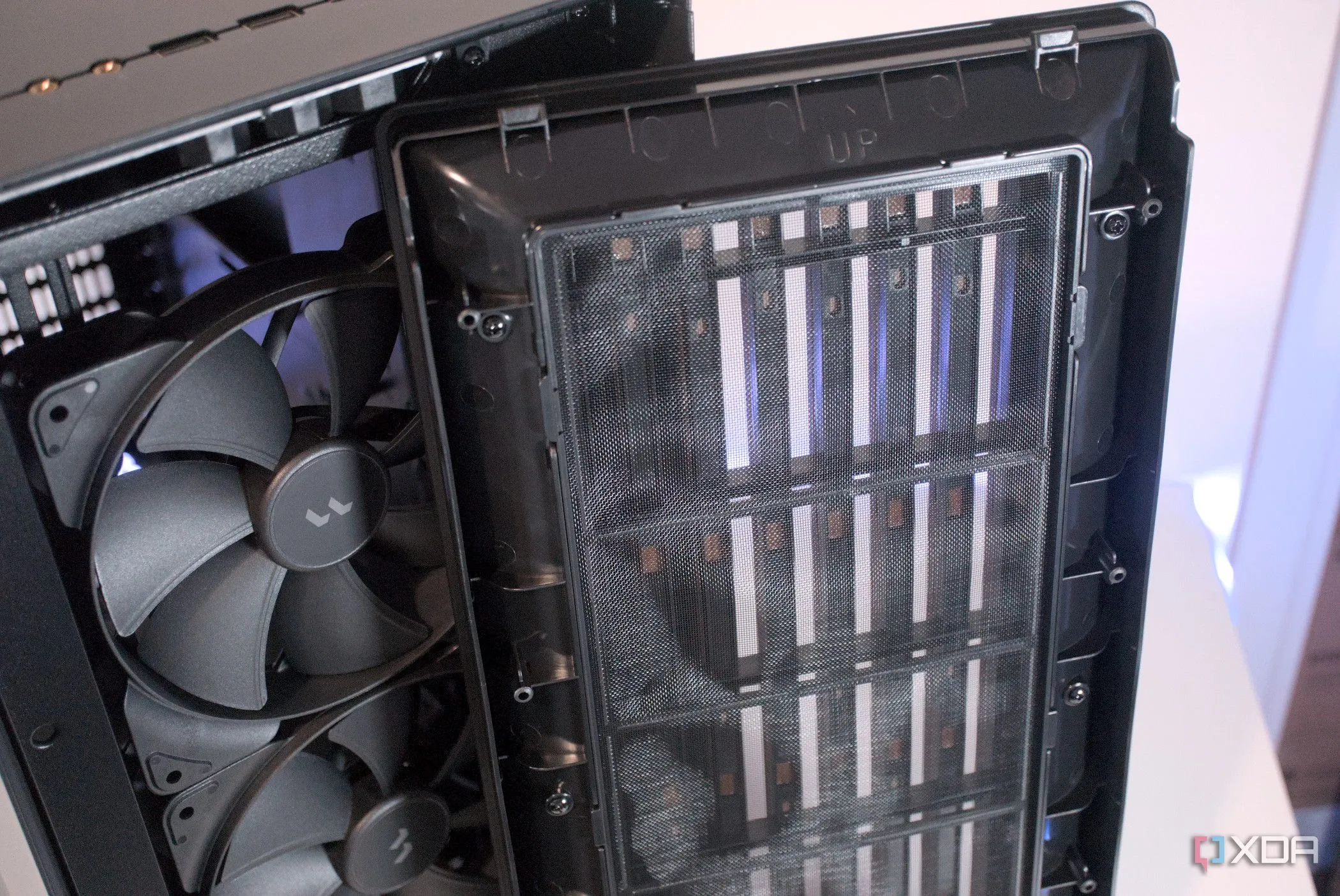 Bộ lọc bụi phía trước của vỏ case Fractal Design North, nhấn mạnh tầm quan trọng của việc vệ sinh để giảm tiếng ồn quạt PC