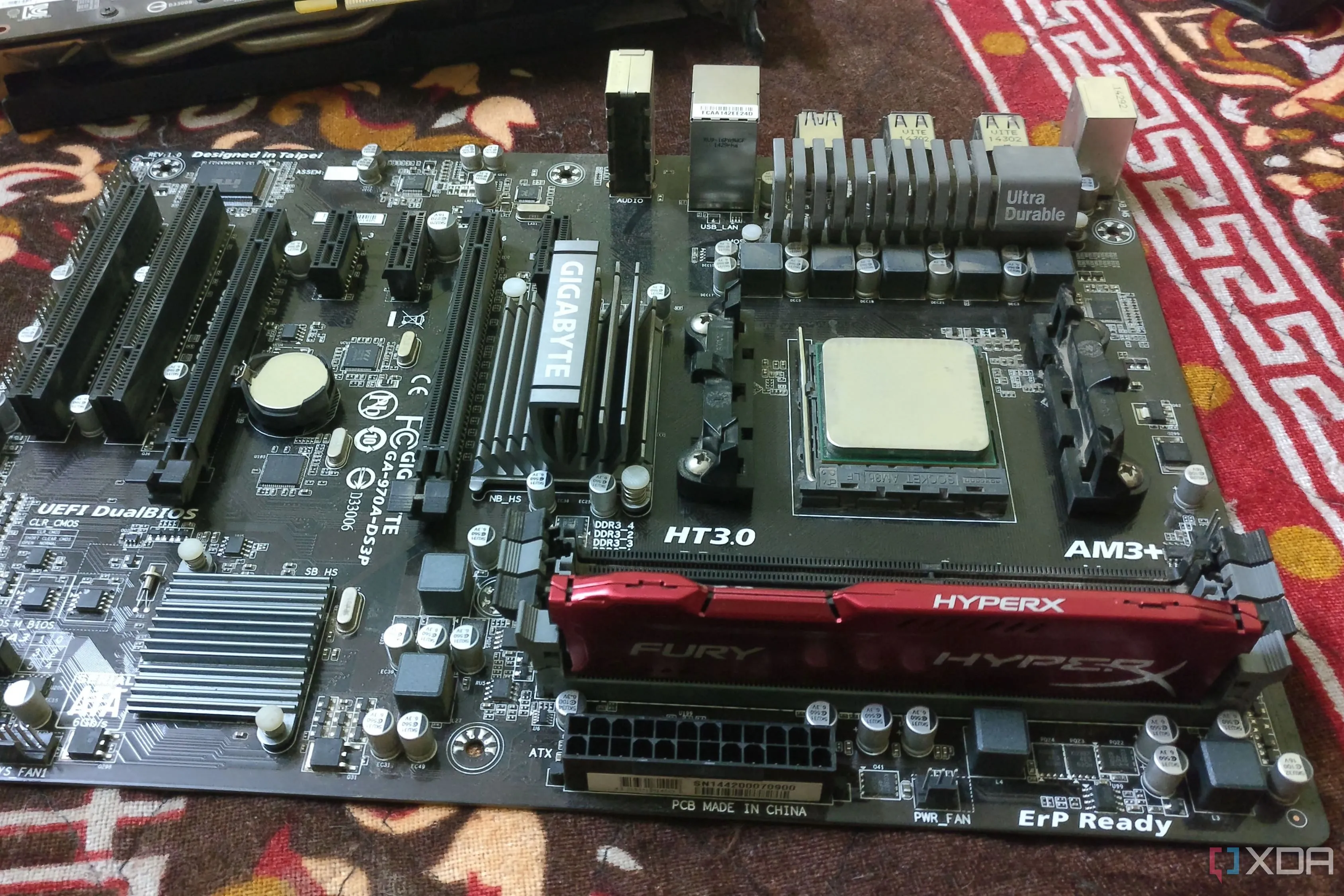 Bo mạch chủ Gigabyte AM3+ cùng CPU AMD và RAM HyperX, minh họa cho loại mainboard phổ biến trong các cấu hình PC giá rẻ trước đây.