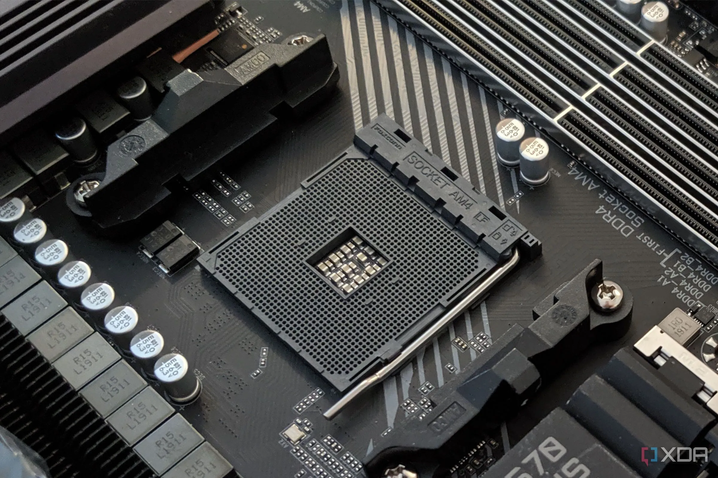 Bo mạch chủ Gigabyte Aorus X570 Pro Wifi với các khe cắm linh kiện