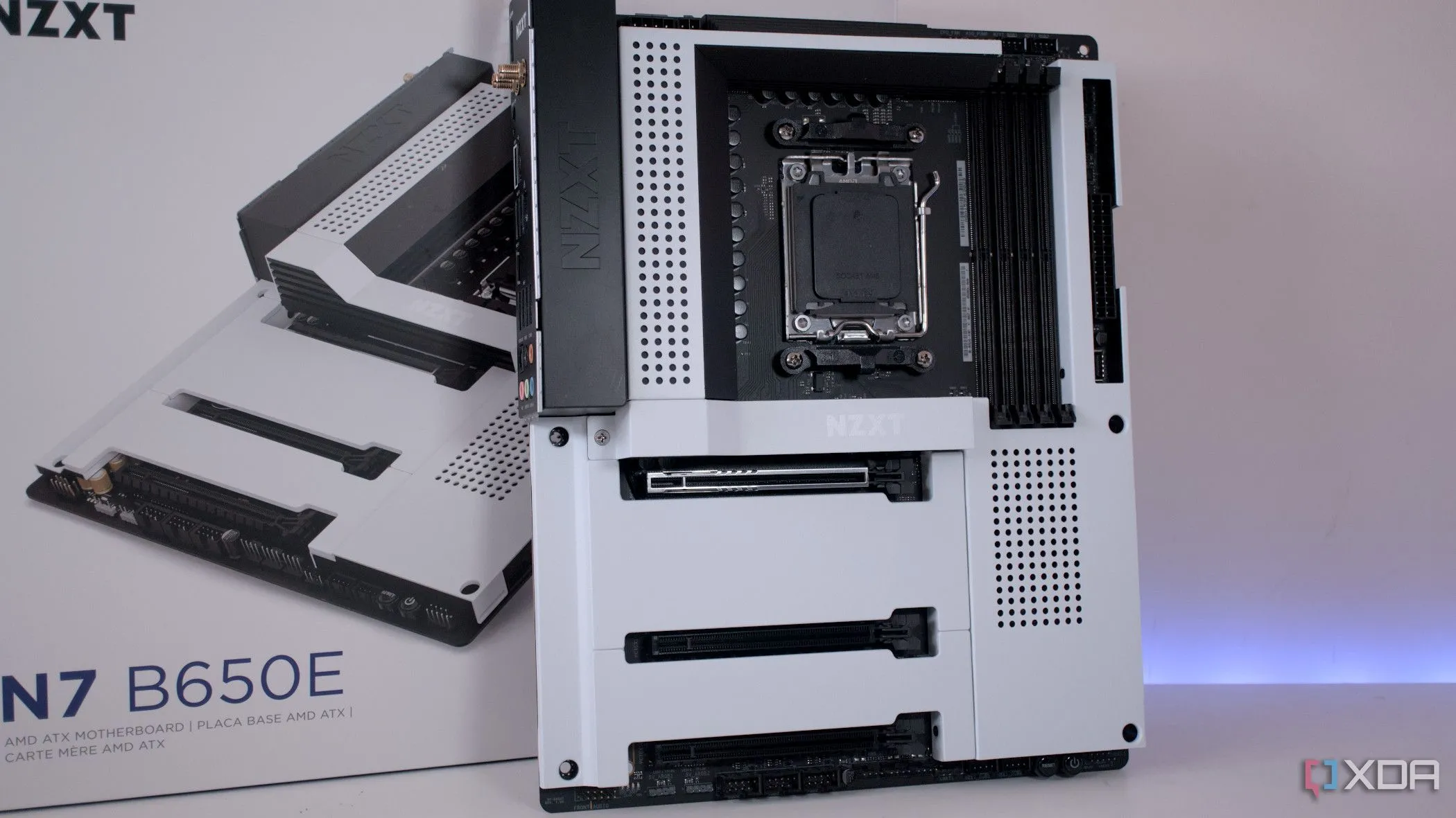 Bo mạch chủ NZXT N7 B650E với thiết kế toàn bộ màu trắng