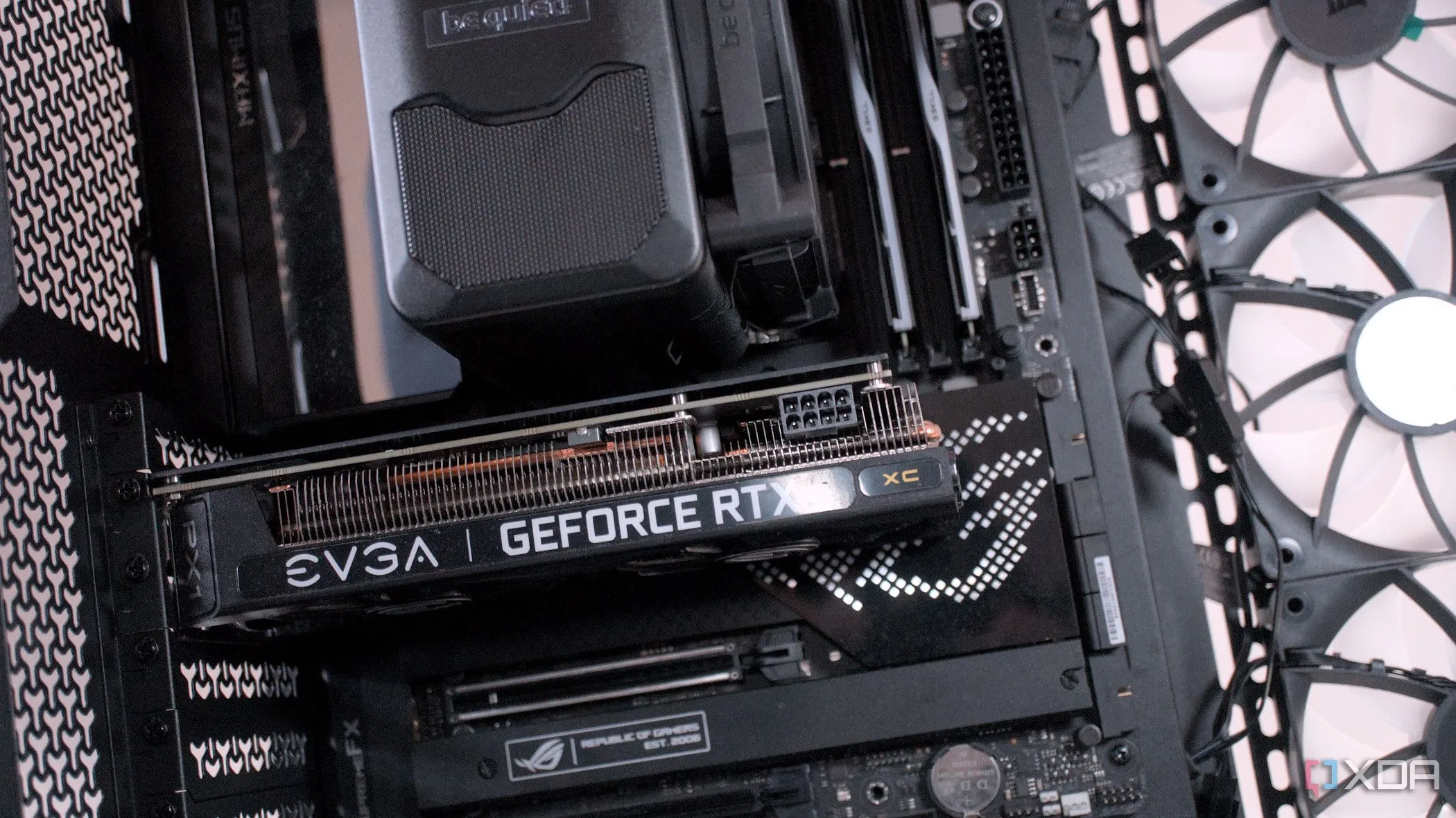 Bo mạch chủ với card đồ họa được lắp trong case Corsair 3500X ARGB