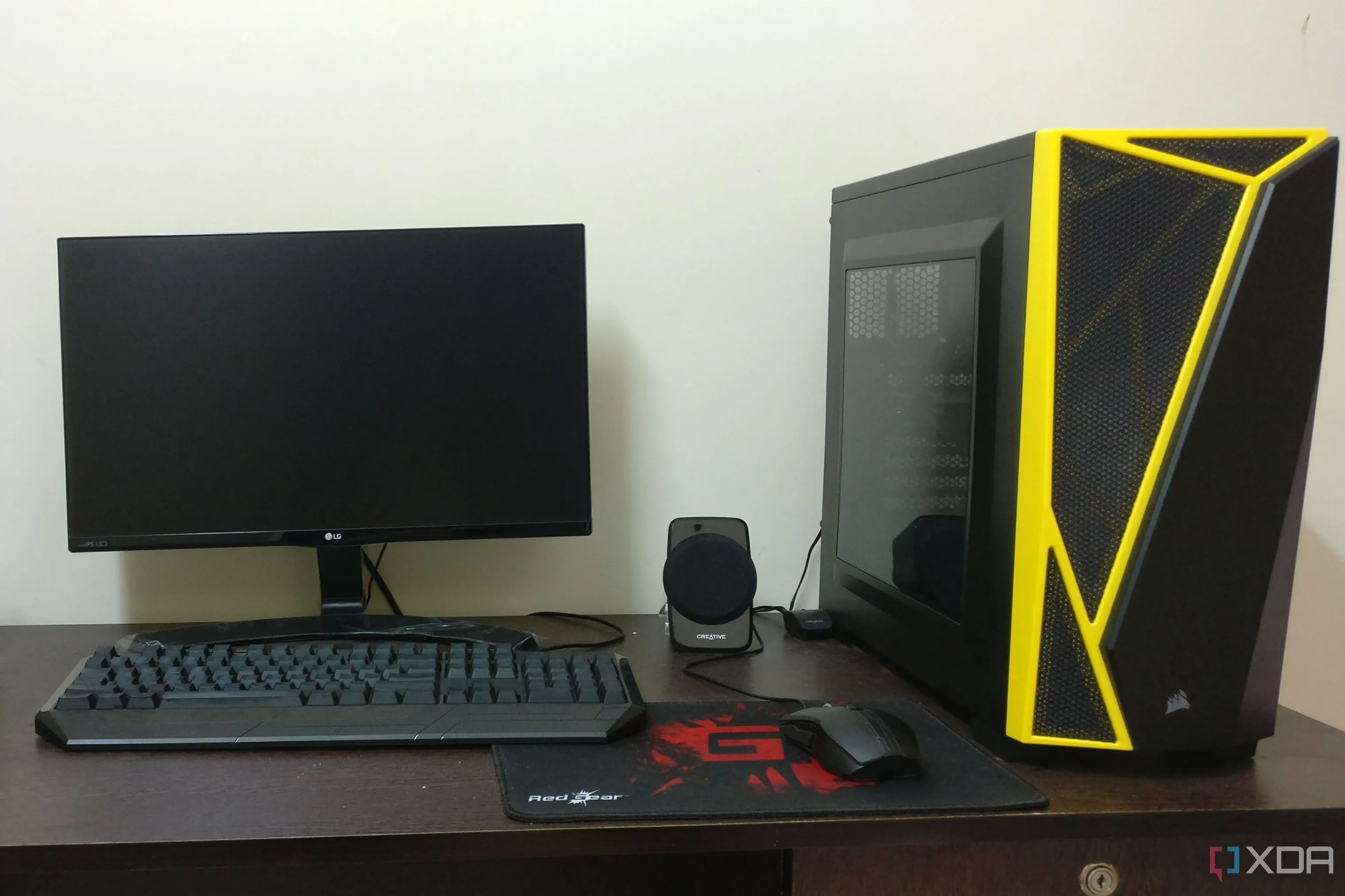 Bộ máy tính gaming với màn hình, bàn phím và chuột màu đen, gợi hình ảnh màn hình gaming 22 inch nhỏ