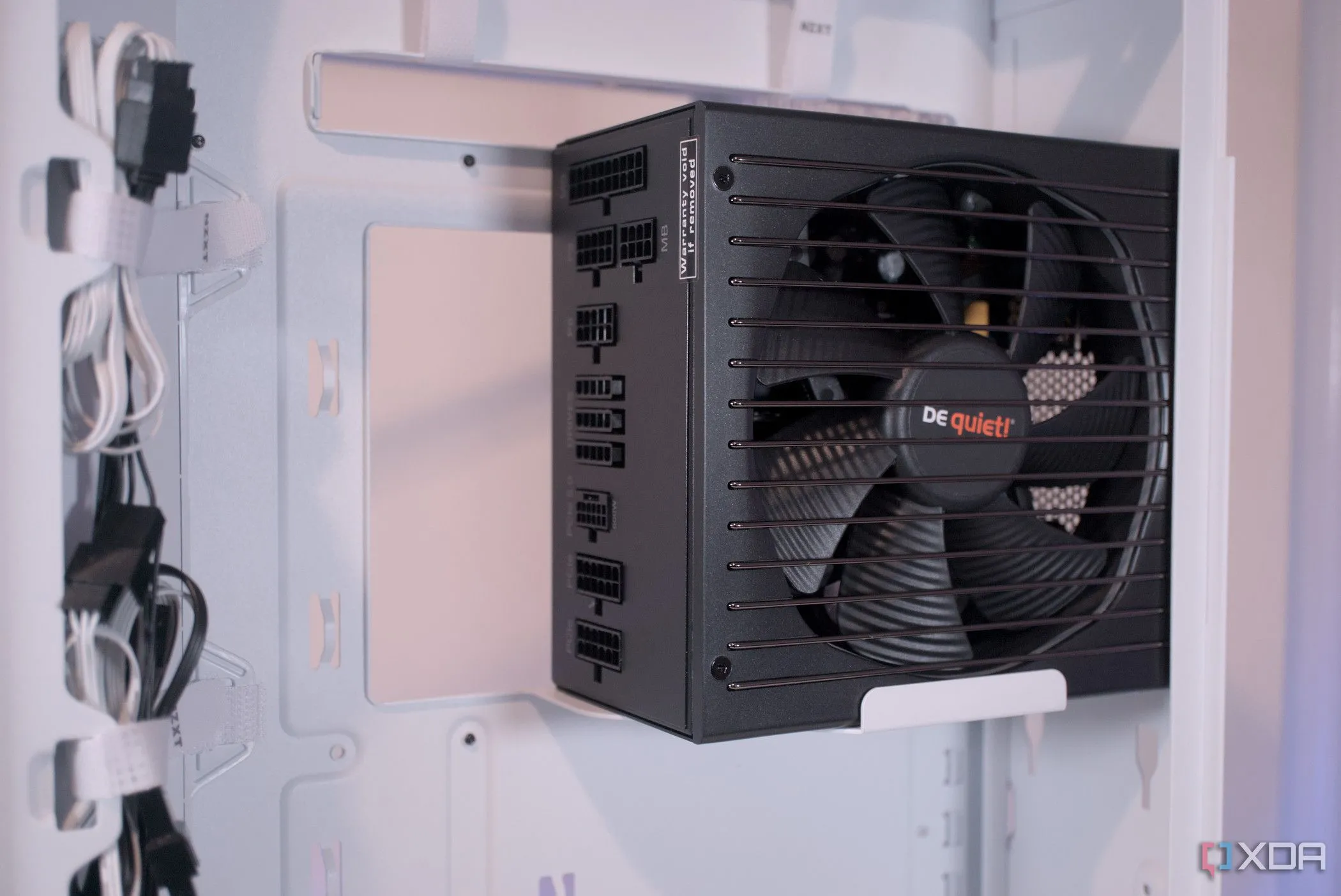 Bộ nguồn be quiet! Straight Power 12 mô-đun được lắp đặt gọn gàng trong case, tối ưu đi dây PC và nhiệt độ.