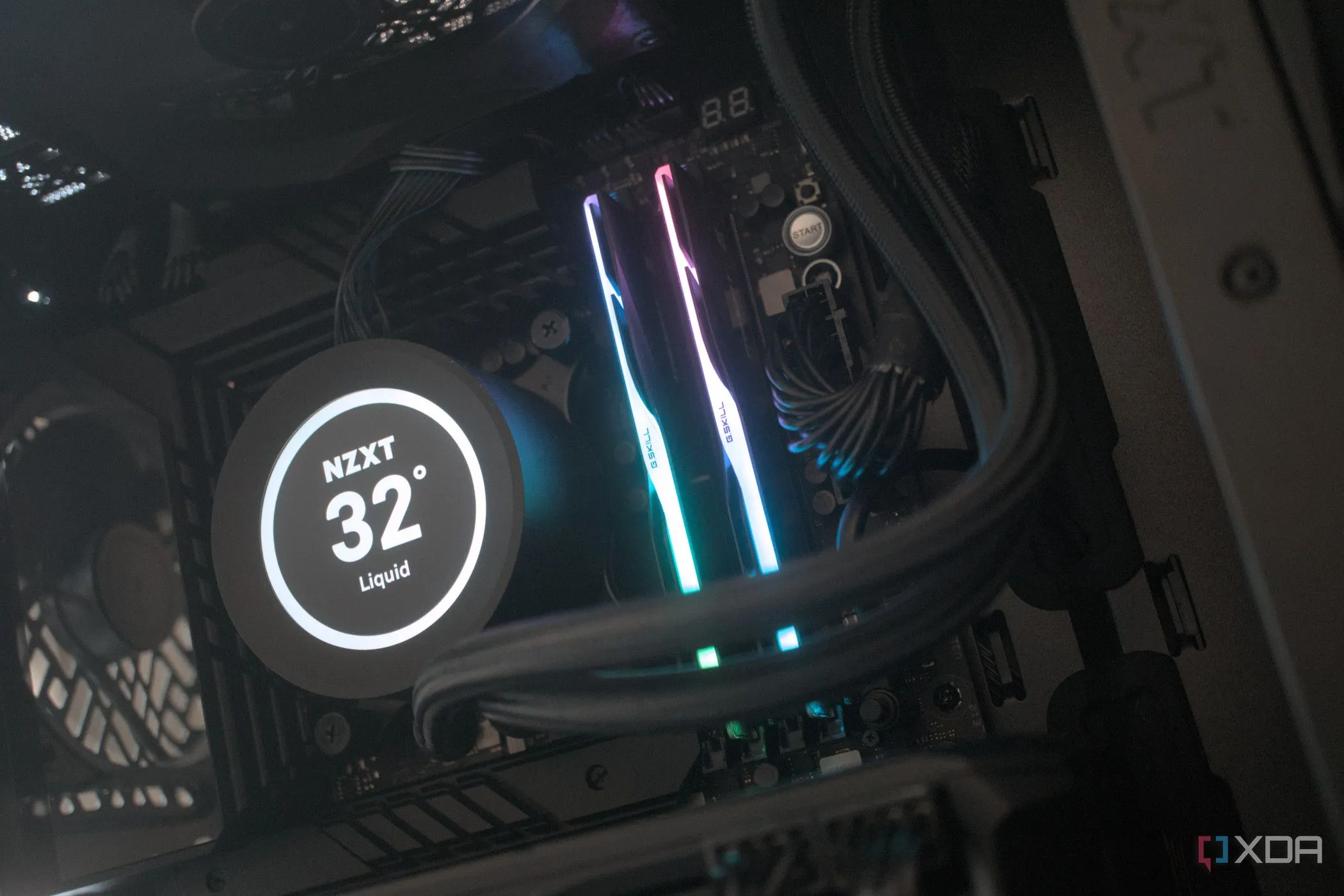 Bộ nhớ RAM G.Skill Trident Z5 RGB DDR5-7200 được lắp đặt trên bo mạch chủ