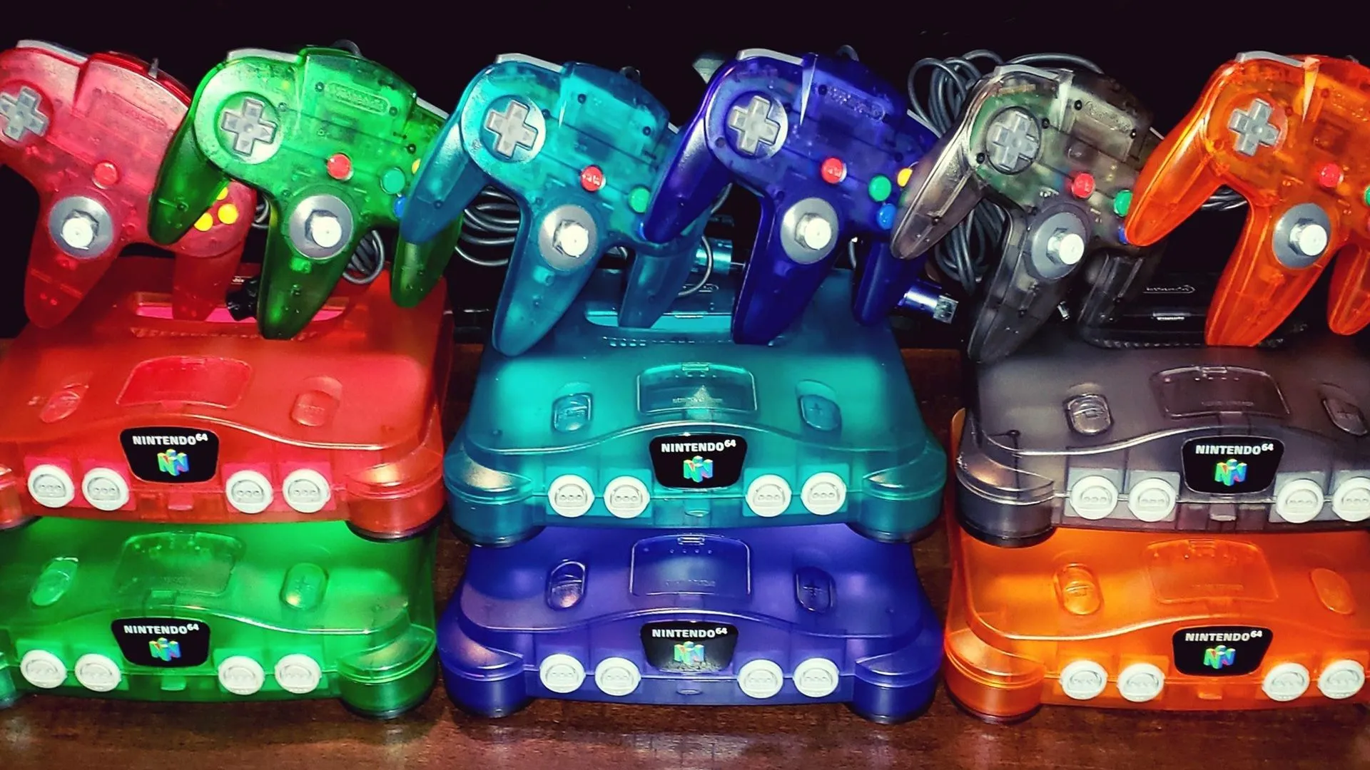 Bộ sưu tập các phiên bản console Nintendo 64 với nhiều màu sắc và thiết kế khác nhau, thể hiện sự đa dạng về phong cách